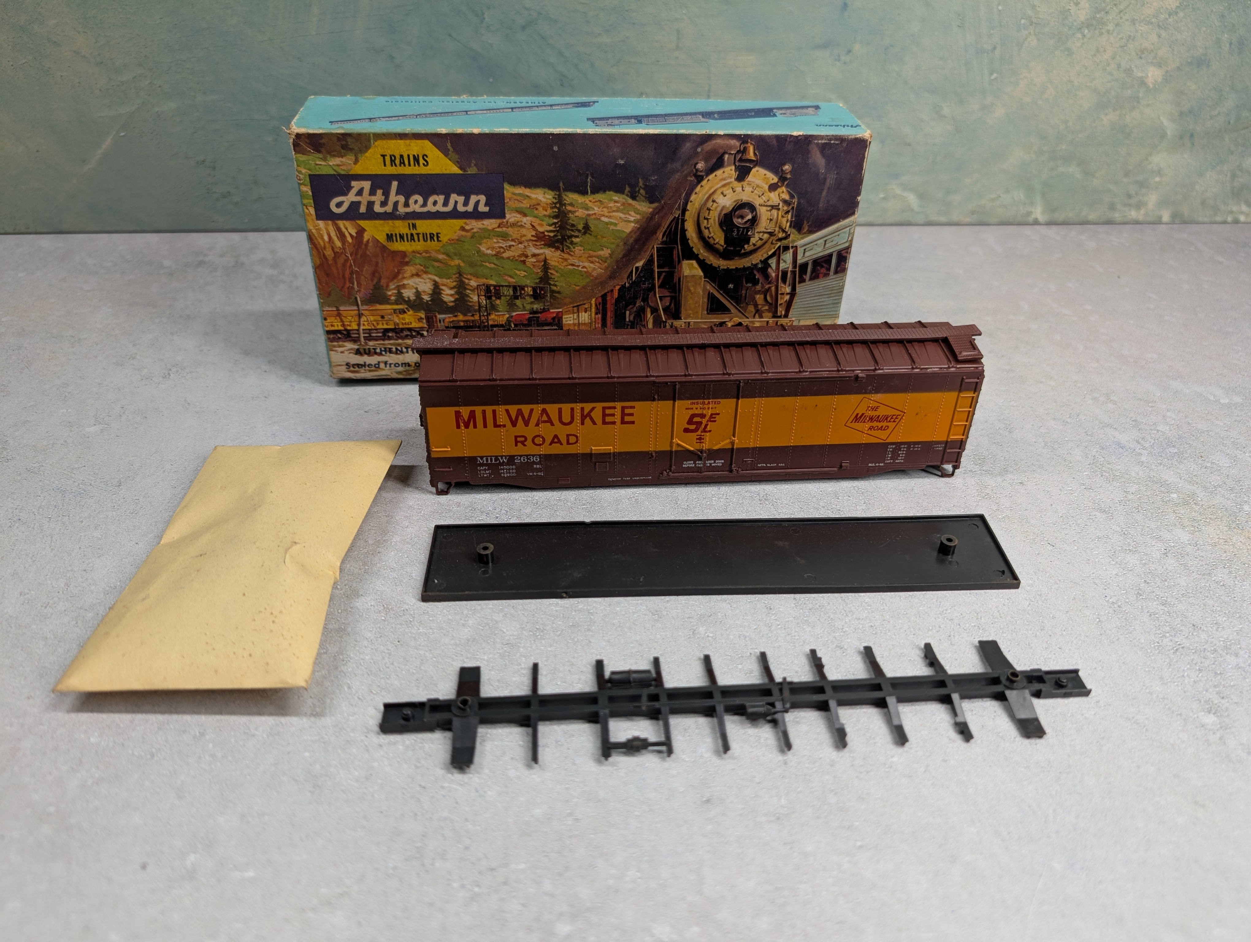 USED Athearn 1330 HO Scale 50' Plug Door Box Car Milwaukee Road MILW #2636 KIT