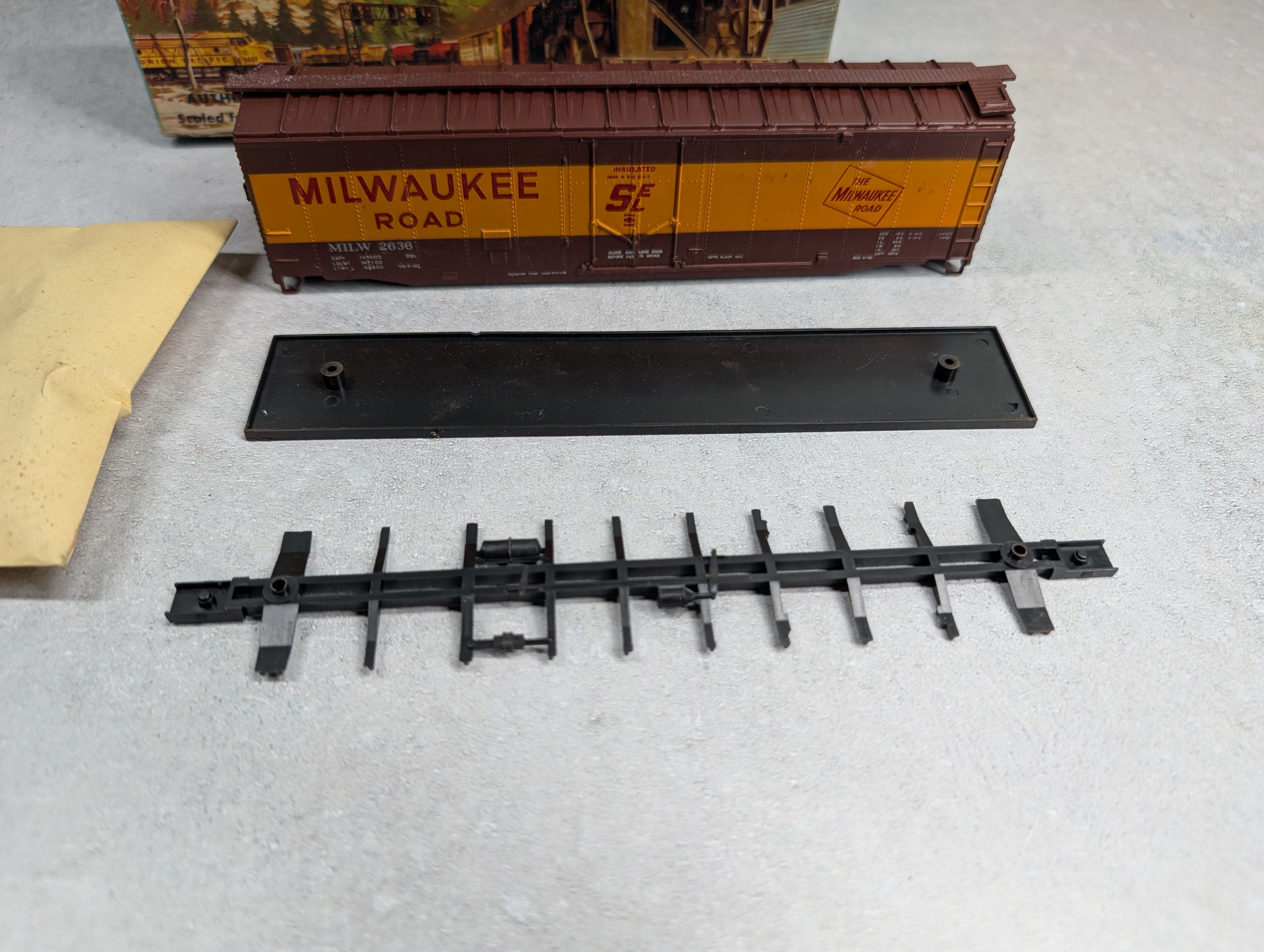 USED Athearn 1330 HO Scale 50' Plug Door Box Car Milwaukee Road MILW #2636 KIT