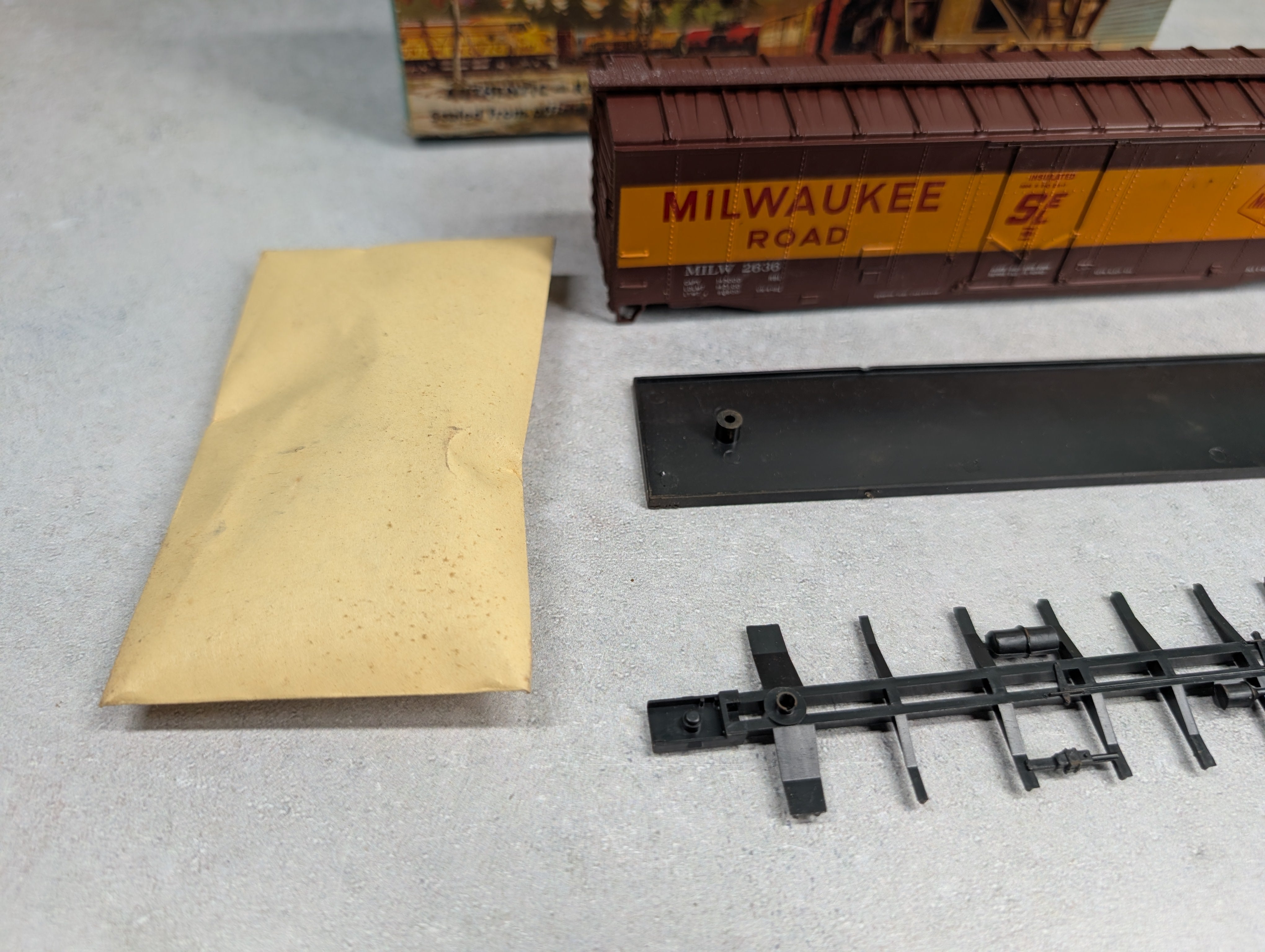 USED Athearn 1330 HO Scale 50' Plug Door Box Car Milwaukee Road MILW #2636 KIT