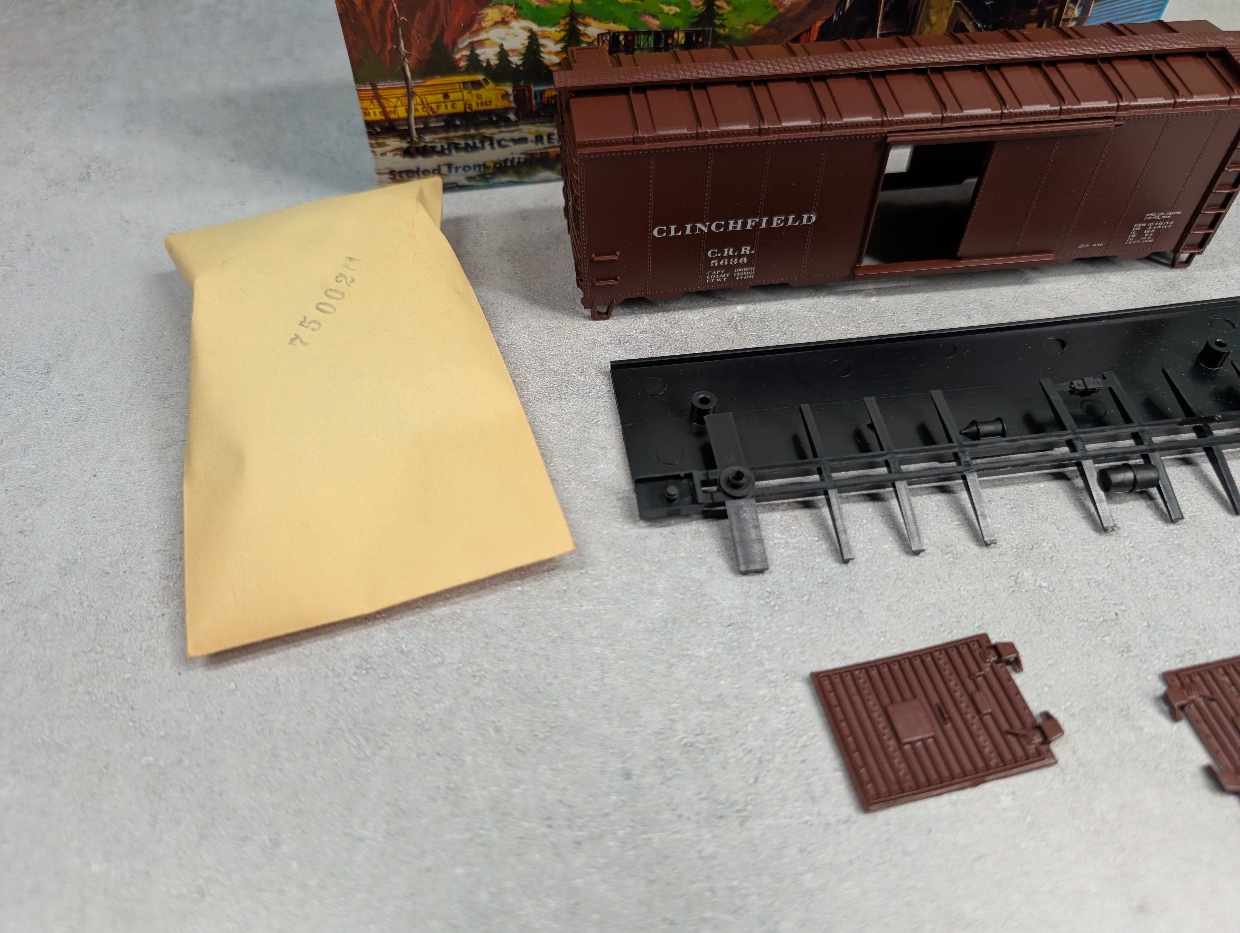 USED Athearn #1053-1 HO Scale 40' Box Car Clinchfield CRR #5636 Bev-Bel KIT