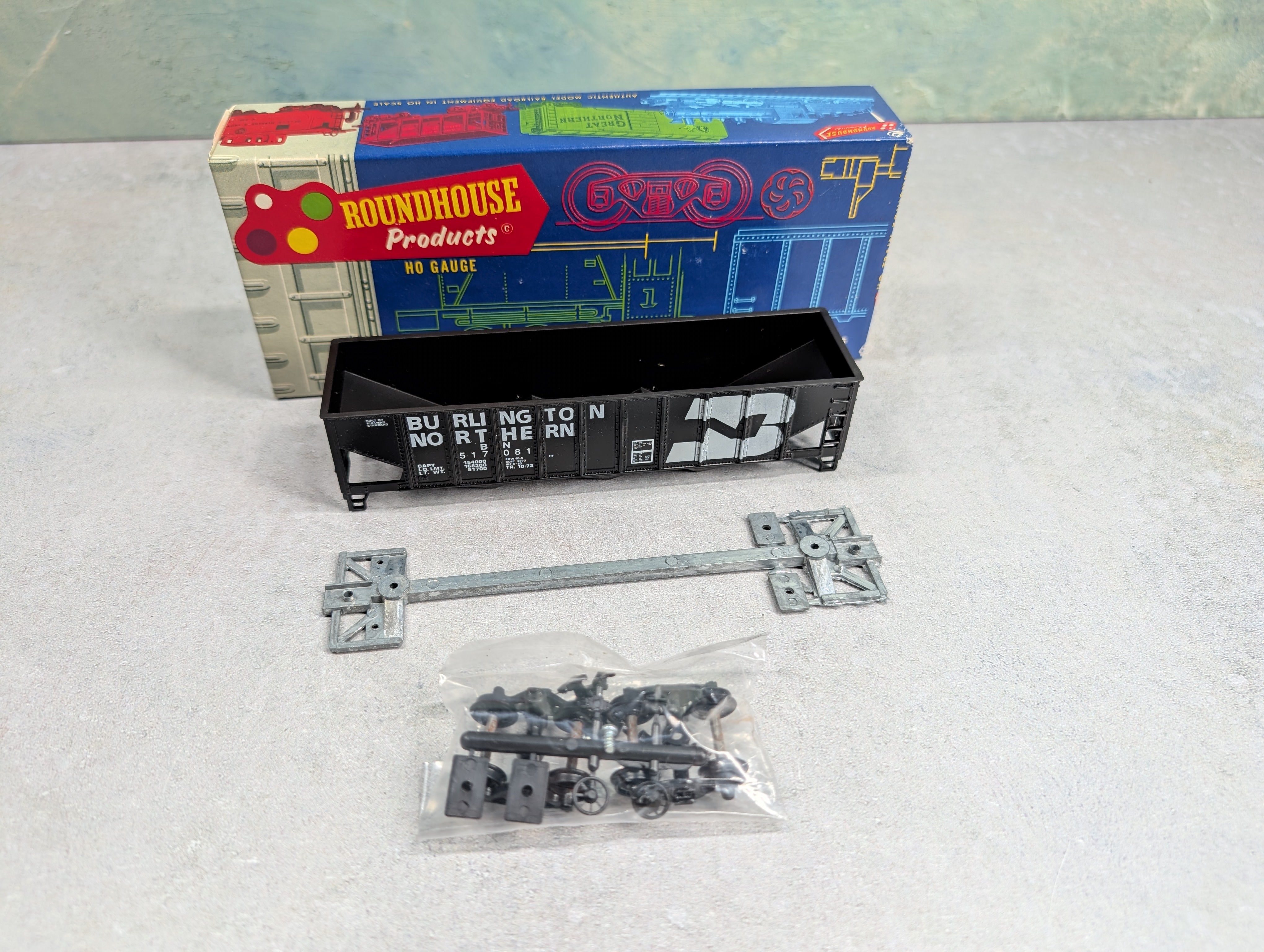 USED Roundhouse 1498 HO Scale 3-Bay Rib Side Hopper Burlington Northern BN #517081 KIT