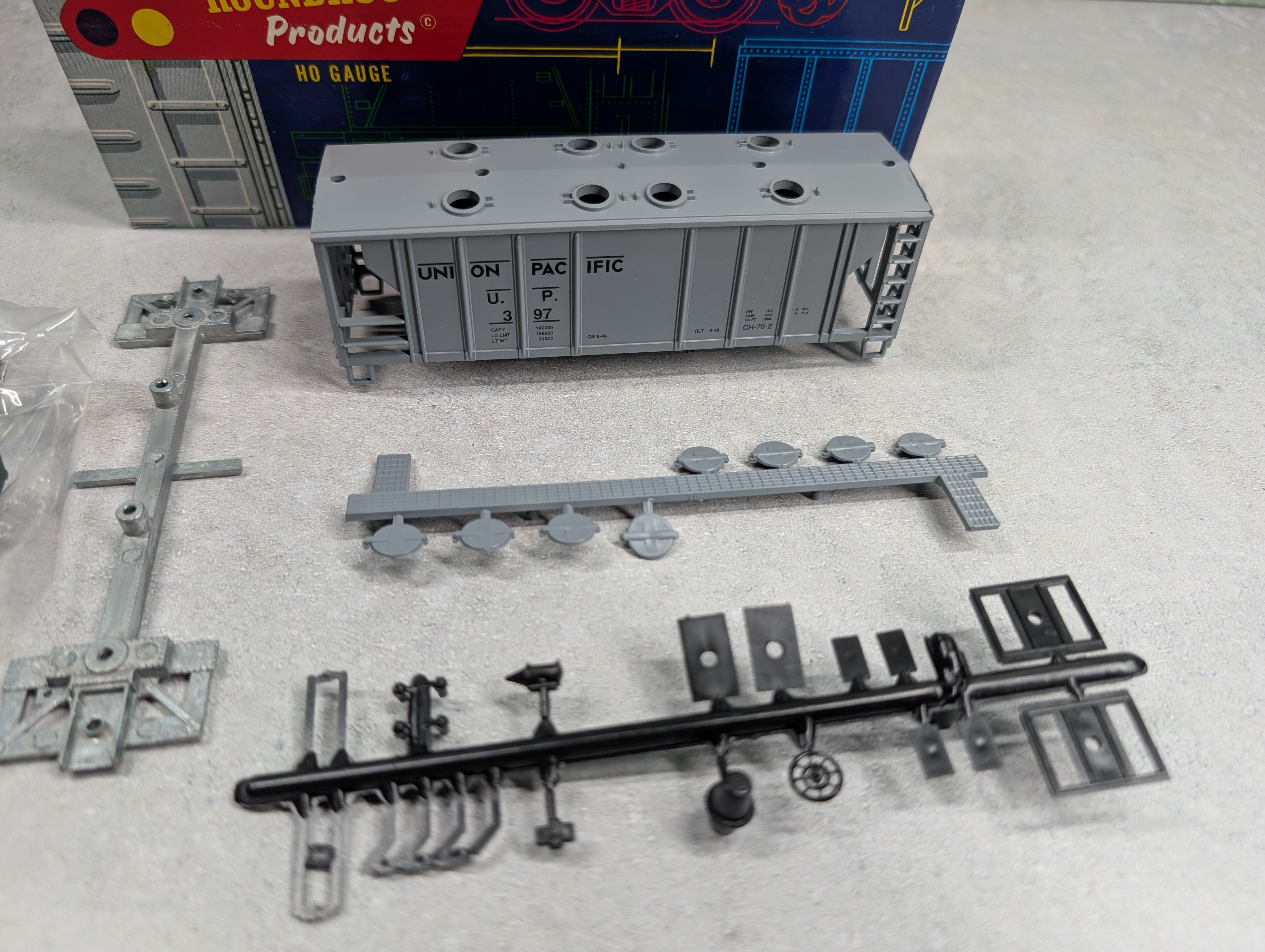USED Roundhouse 3222 HO Scale 2-Bay Covered Hopper Union Pacific UP #397 KIT