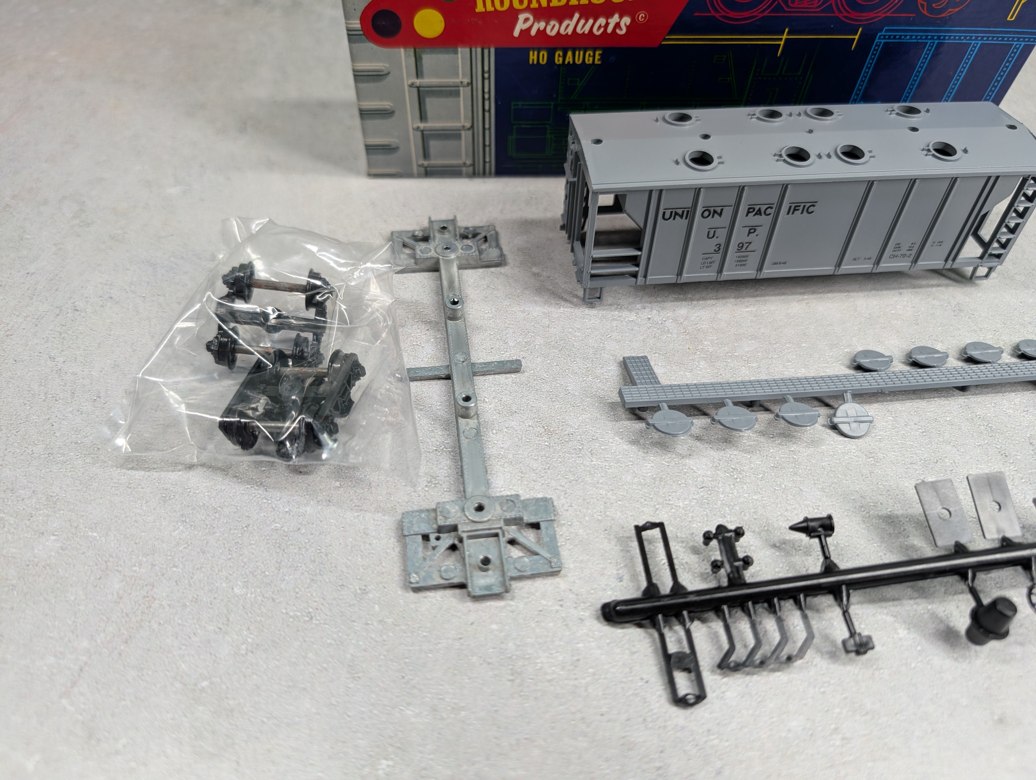 USED Roundhouse 3222 HO Scale 2-Bay Covered Hopper Union Pacific UP #397 KIT