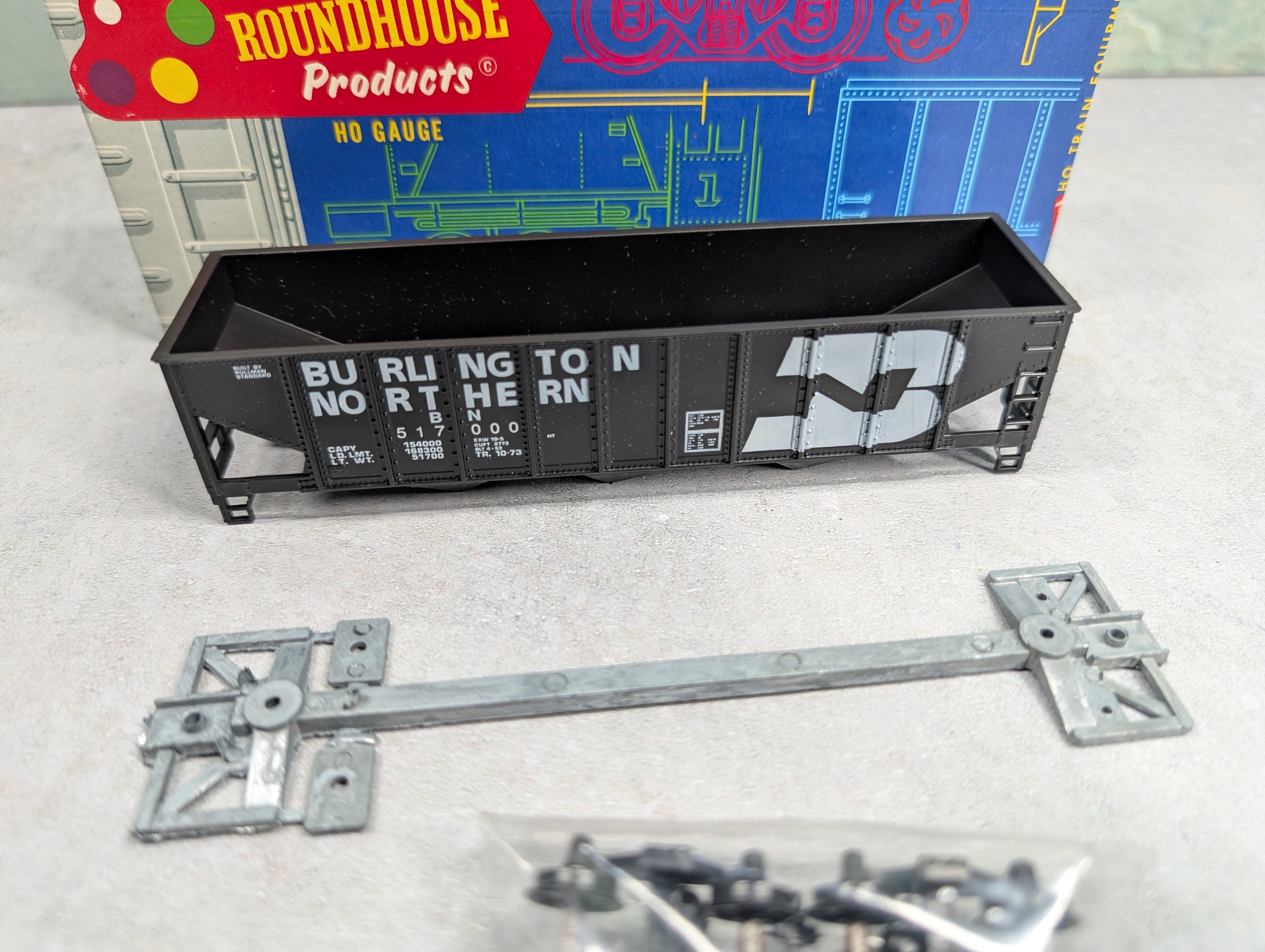 USED Roundhouse 1498 HO Scale 3-Bay Rib Side Hopper Burlington Northern BN #517000 KIT