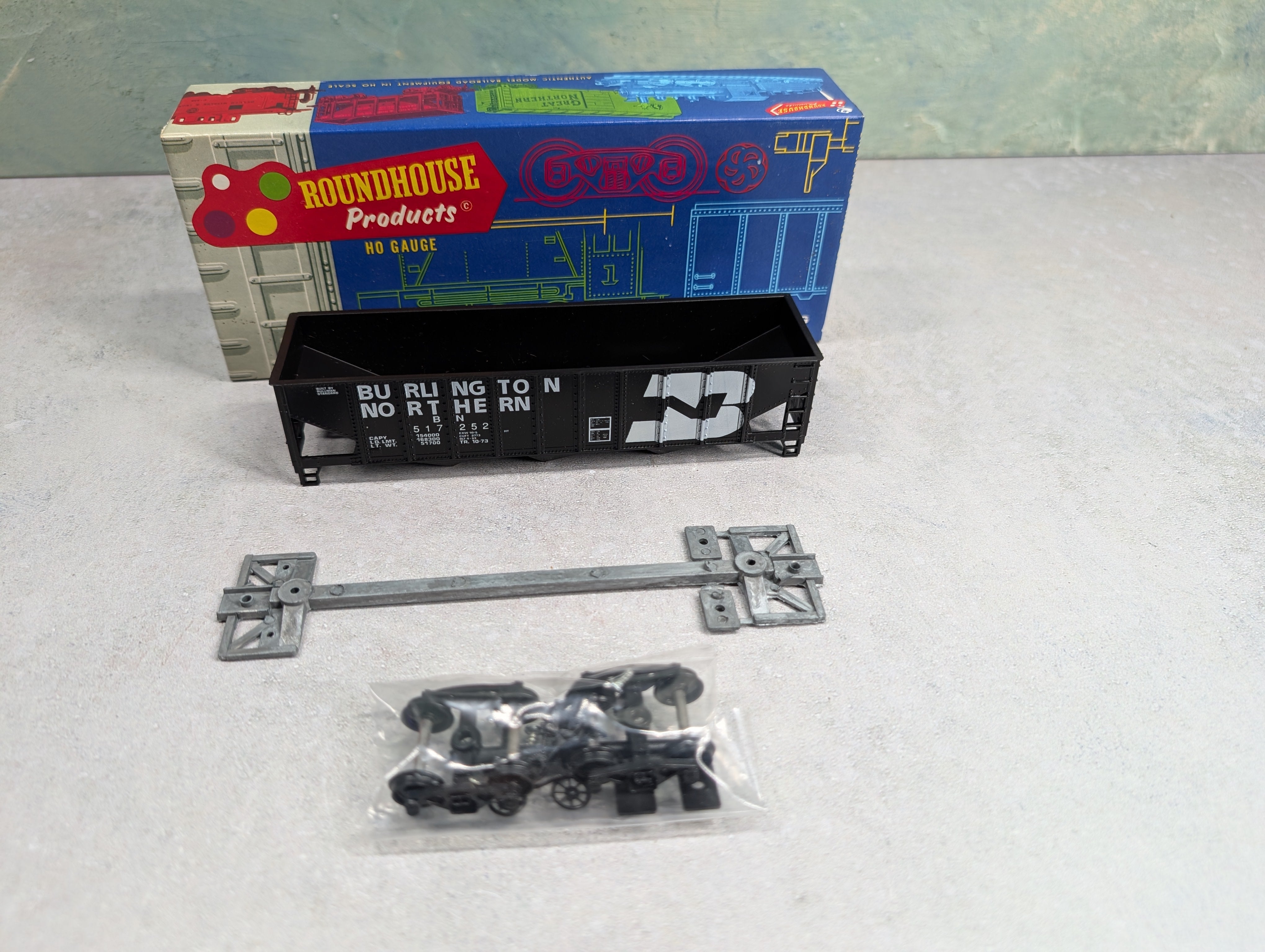 USED Roundhouse 1498 HO Scale 3-Bay Rib Side Hopper Burlington Northern BN #517252 KIT