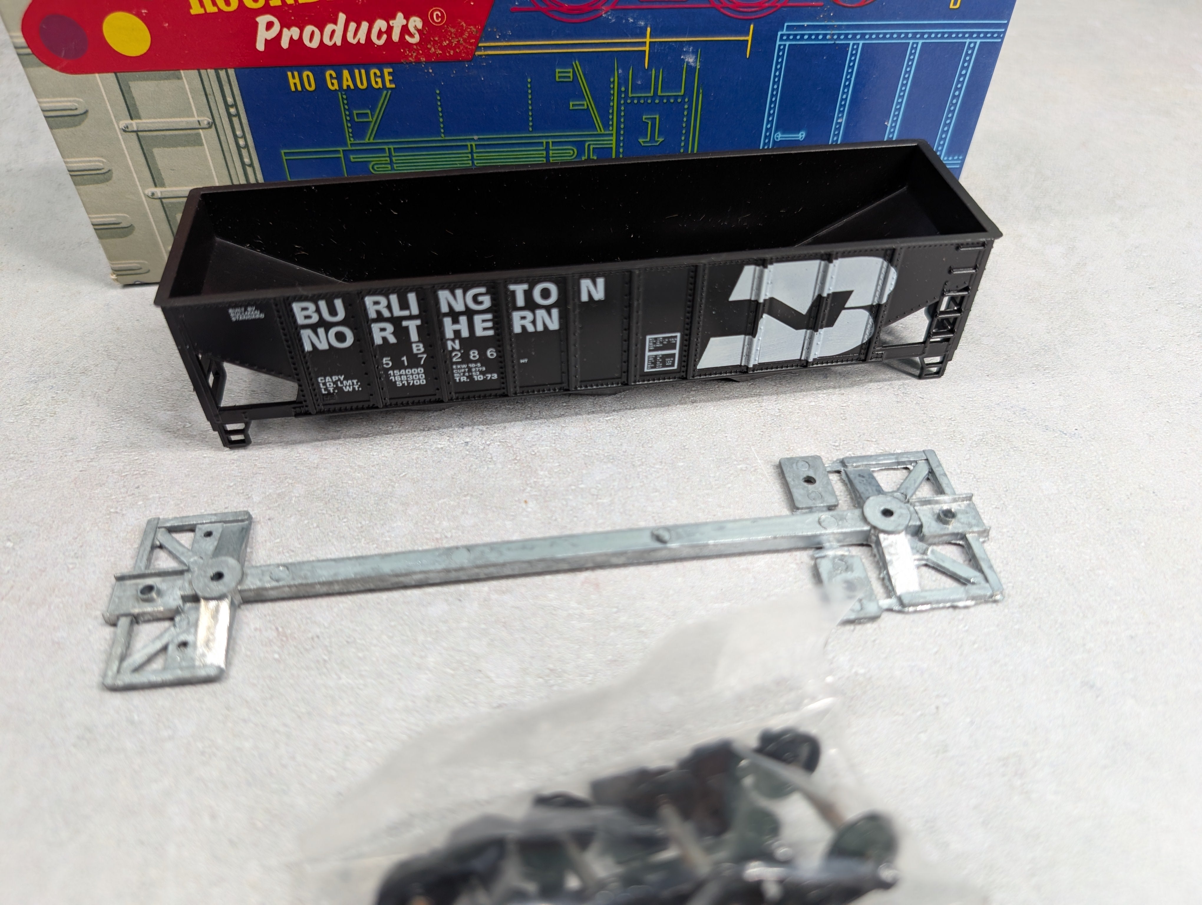 USED Roundhouse 1498 HO Scale 3-Bay Rib Side Hopper Burlington Northern BN #517286 KIT