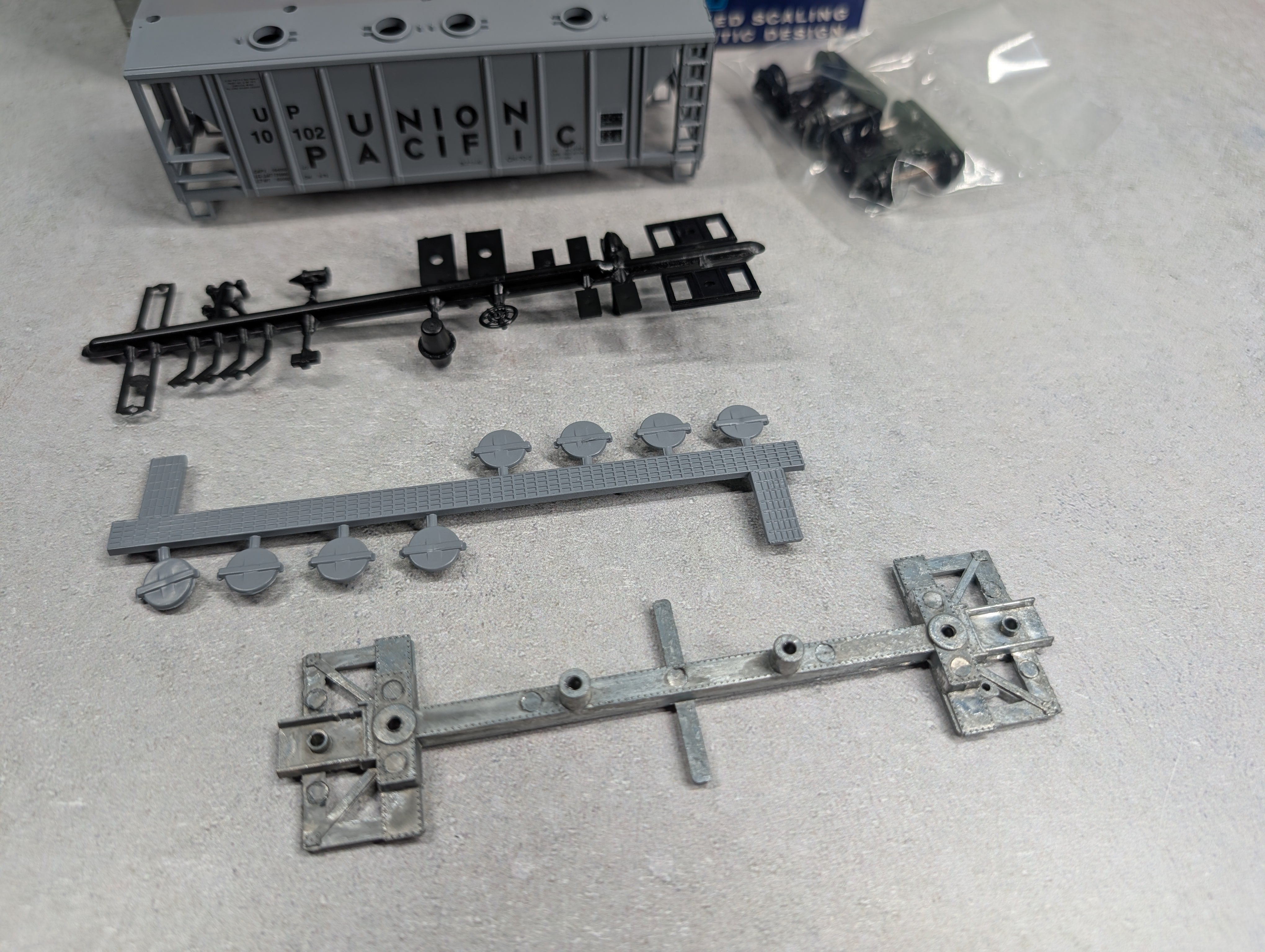 USED Roundhouse 1498 HO Scale 2-Bay Covered Hopper Union Pacific UP #10102 KIT