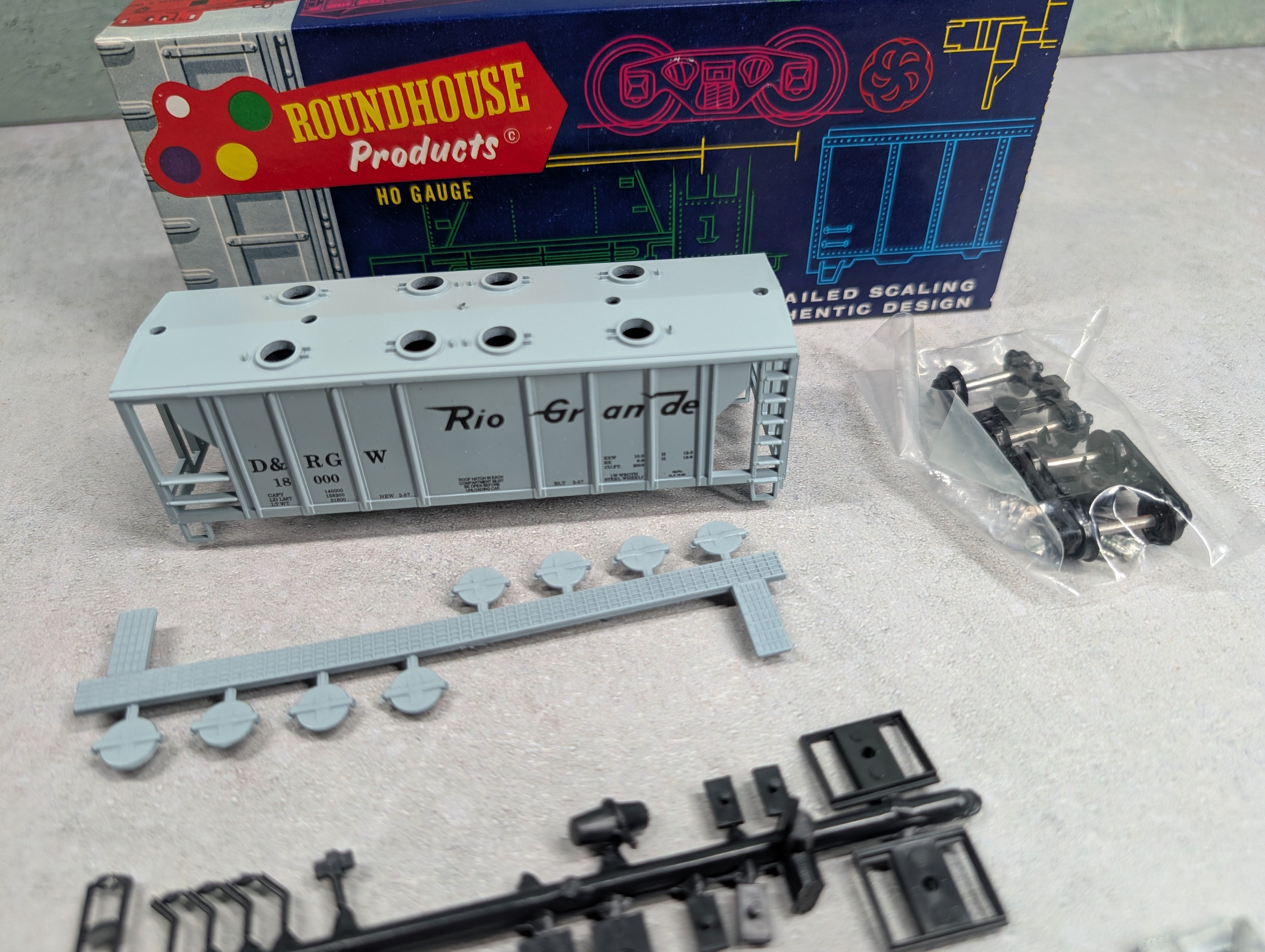 USED Roundhouse 3223 HO Scale 2-Bay Covered Hopper Rio Grande D&RGW #18000 KIT