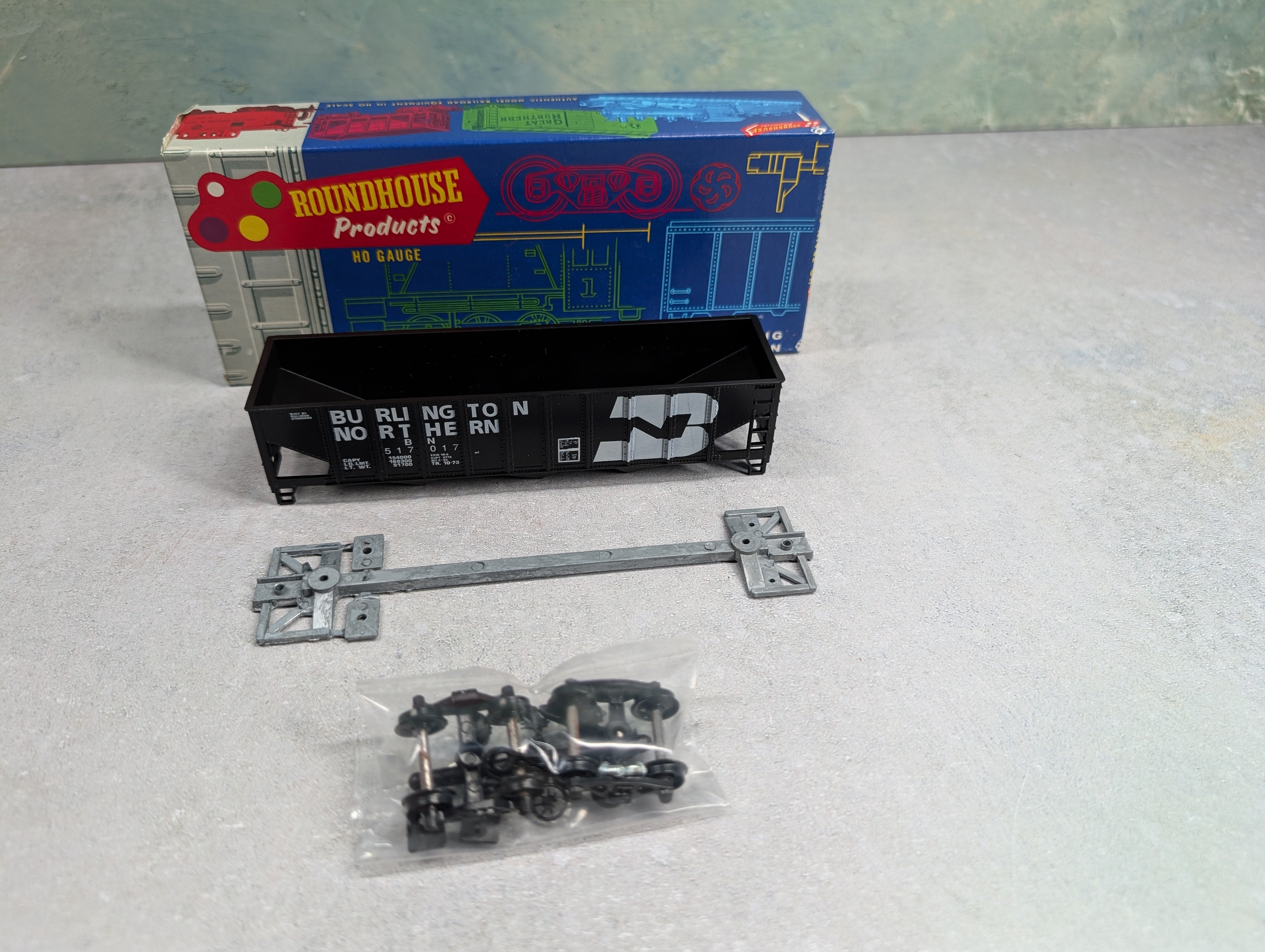 USED Roundhouse 1498 HO Scale 3-Bay Rib Side Hopper Burlington Northern BN #517017 KIT