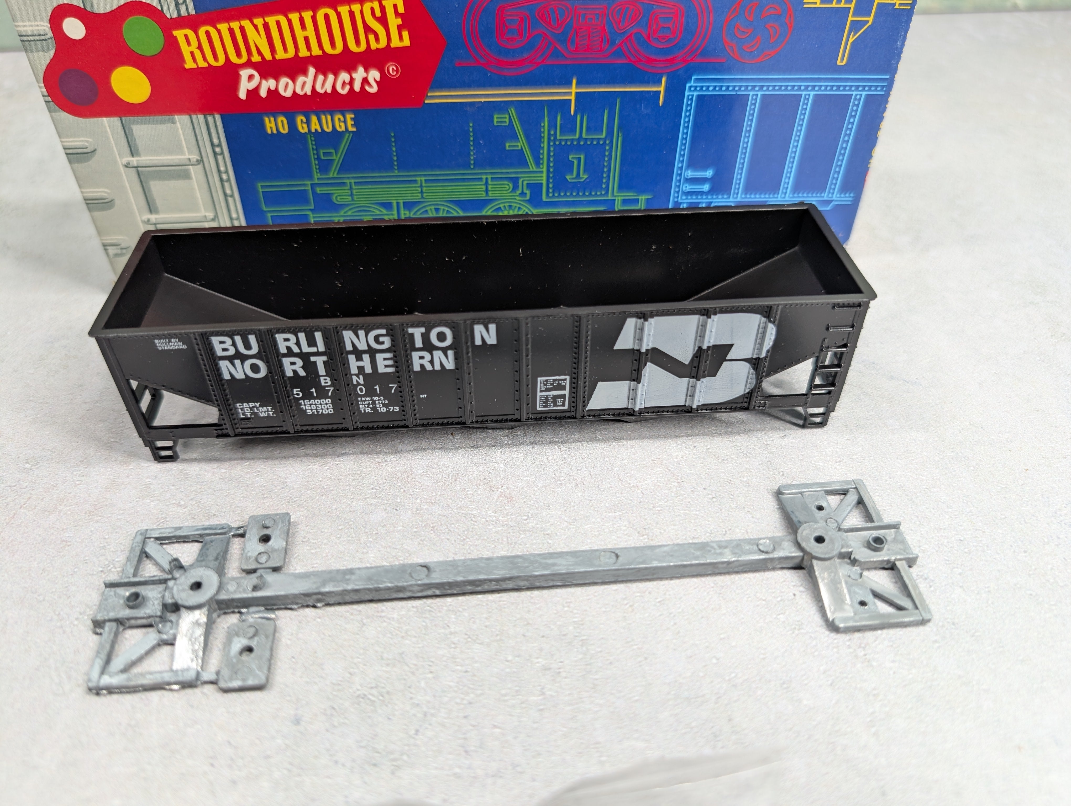 USED Roundhouse 1498 HO Scale 3-Bay Rib Side Hopper Burlington Northern BN #517017 KIT