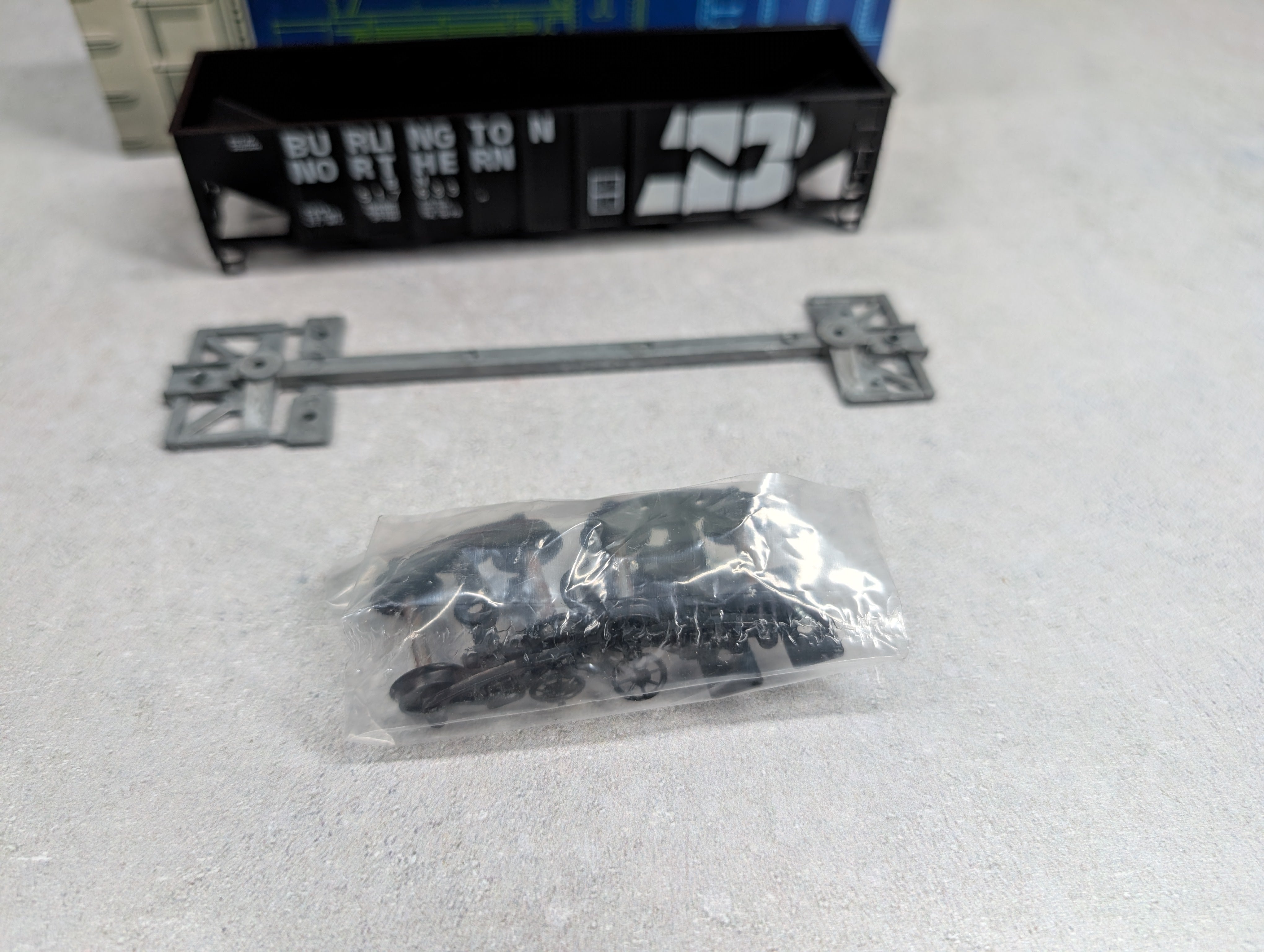 USED Roundhouse 1498 HO Scale 3-Bay Rib Side Hopper Burlington Northern BN #517633 KIT