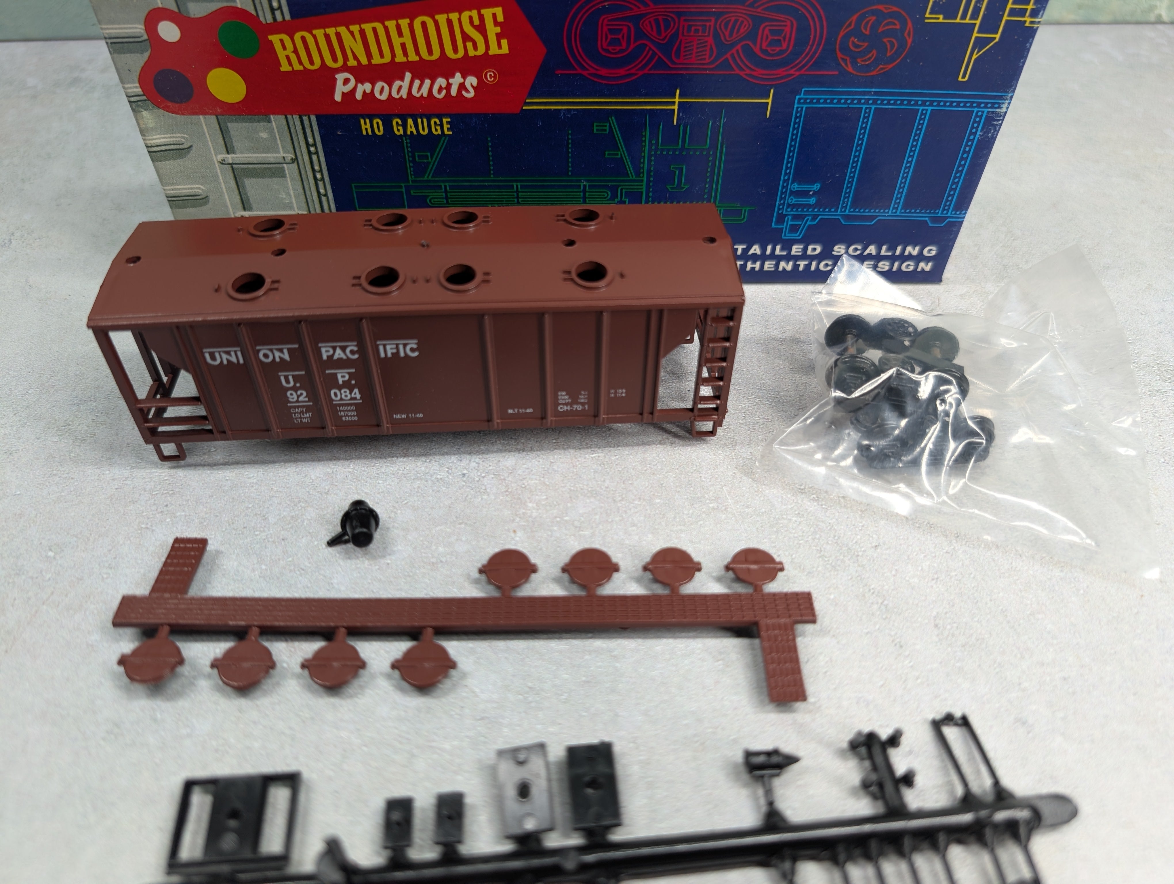 USED Roundhouse 3221 HO Scale 2-Bay Covered Hopper Union Pacific UP #92084 KIT