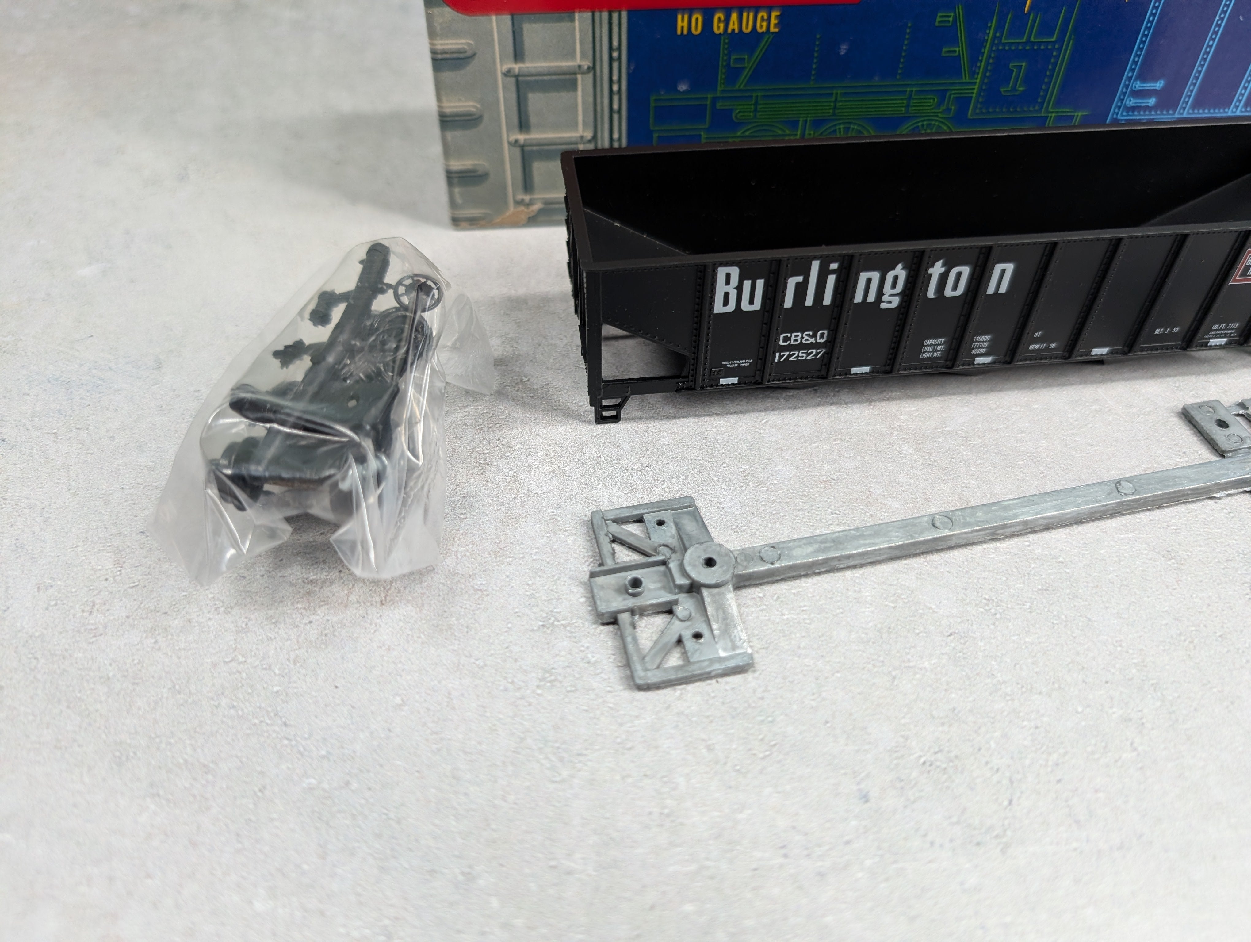 USED Roundhouse 1541 HO Scale 3-Bay Rib Side Hopper Burlington CB&Q #172527 KIT