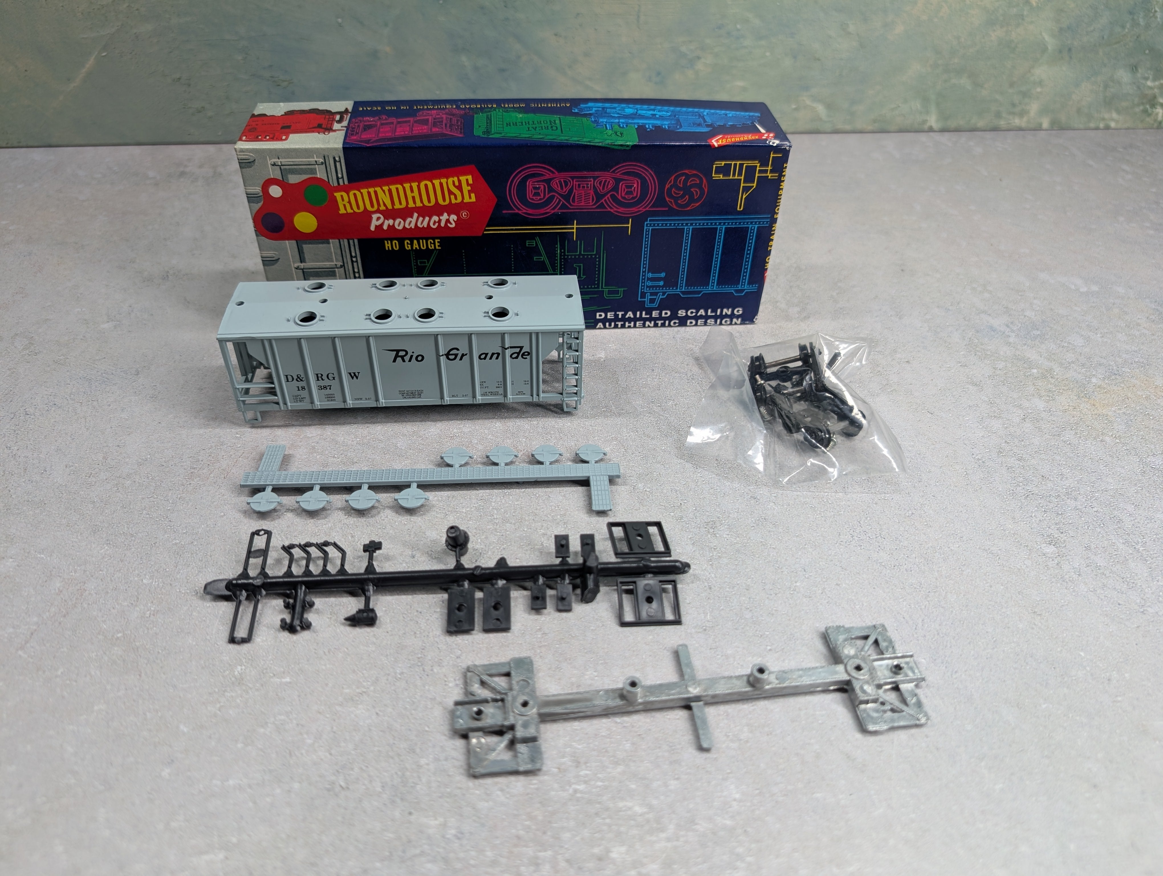 USED Roundhouse 3233 HO Scale 2 Bay Covered Hopper Rio Grande D&RGW #18387 KIT