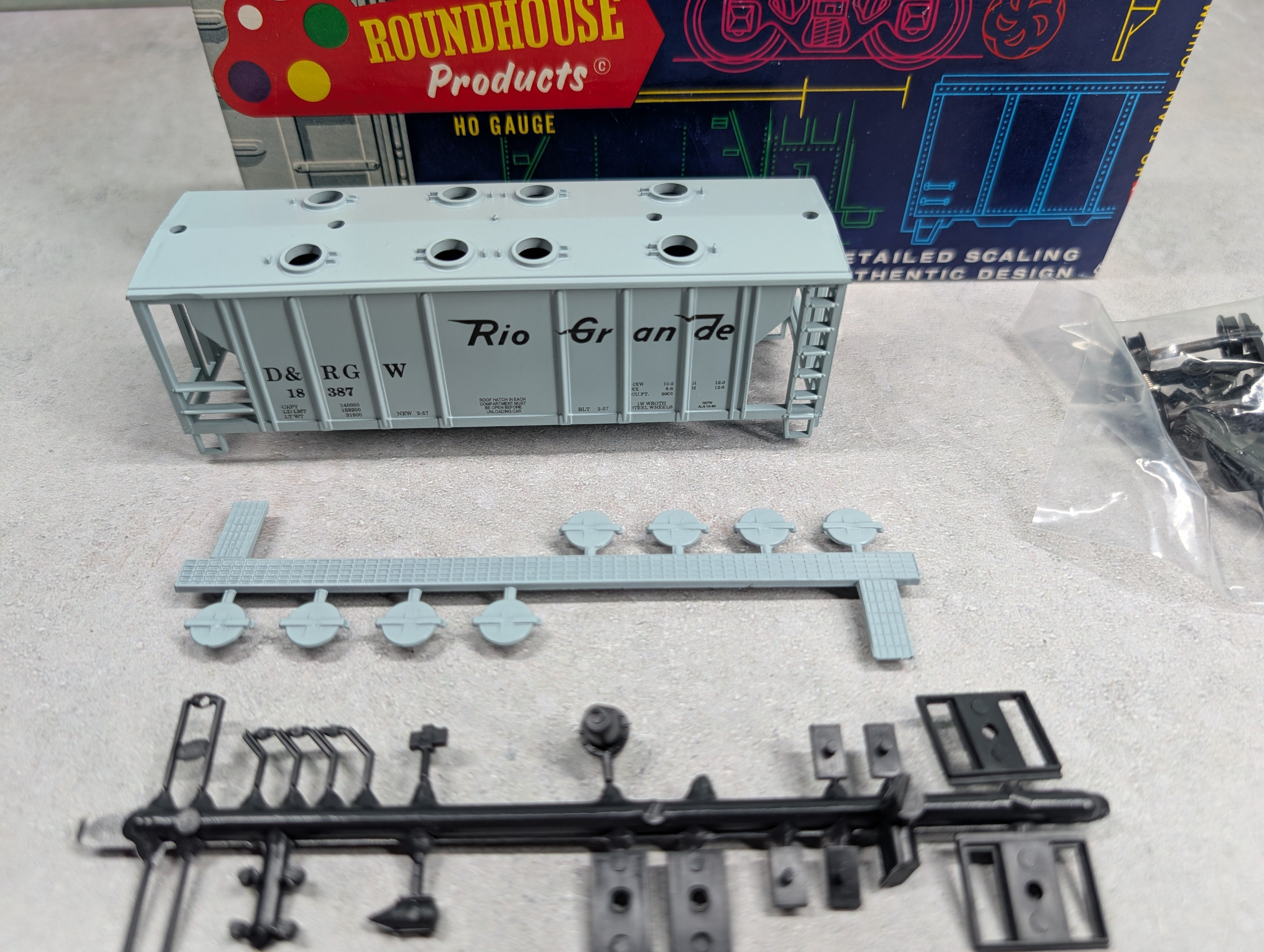 USED Roundhouse 3233 HO Scale 2 Bay Covered Hopper Rio Grande D&RGW #18387 KIT