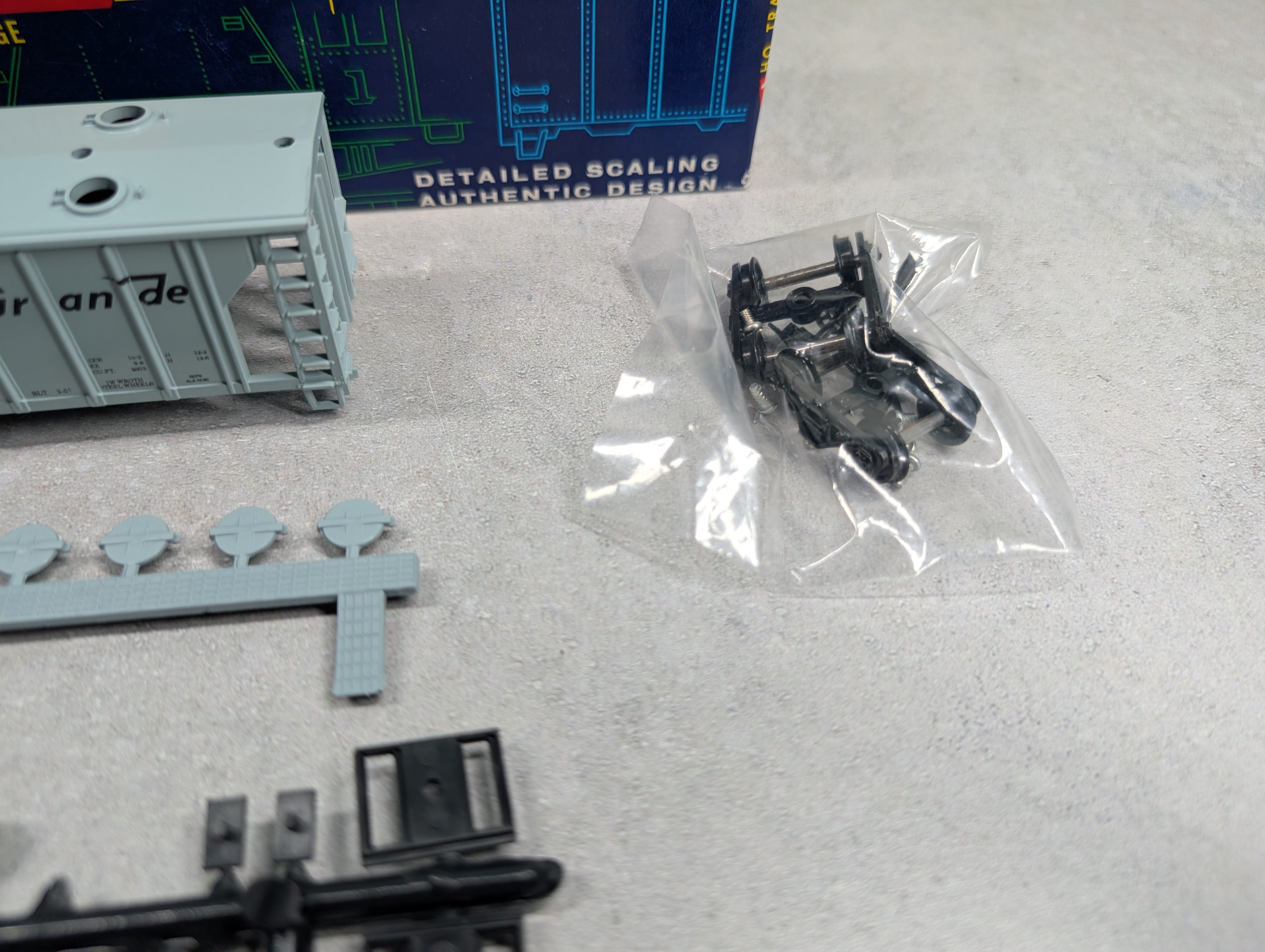 USED Roundhouse 3233 HO Scale 2 Bay Covered Hopper Rio Grande D&RGW #18387 KIT