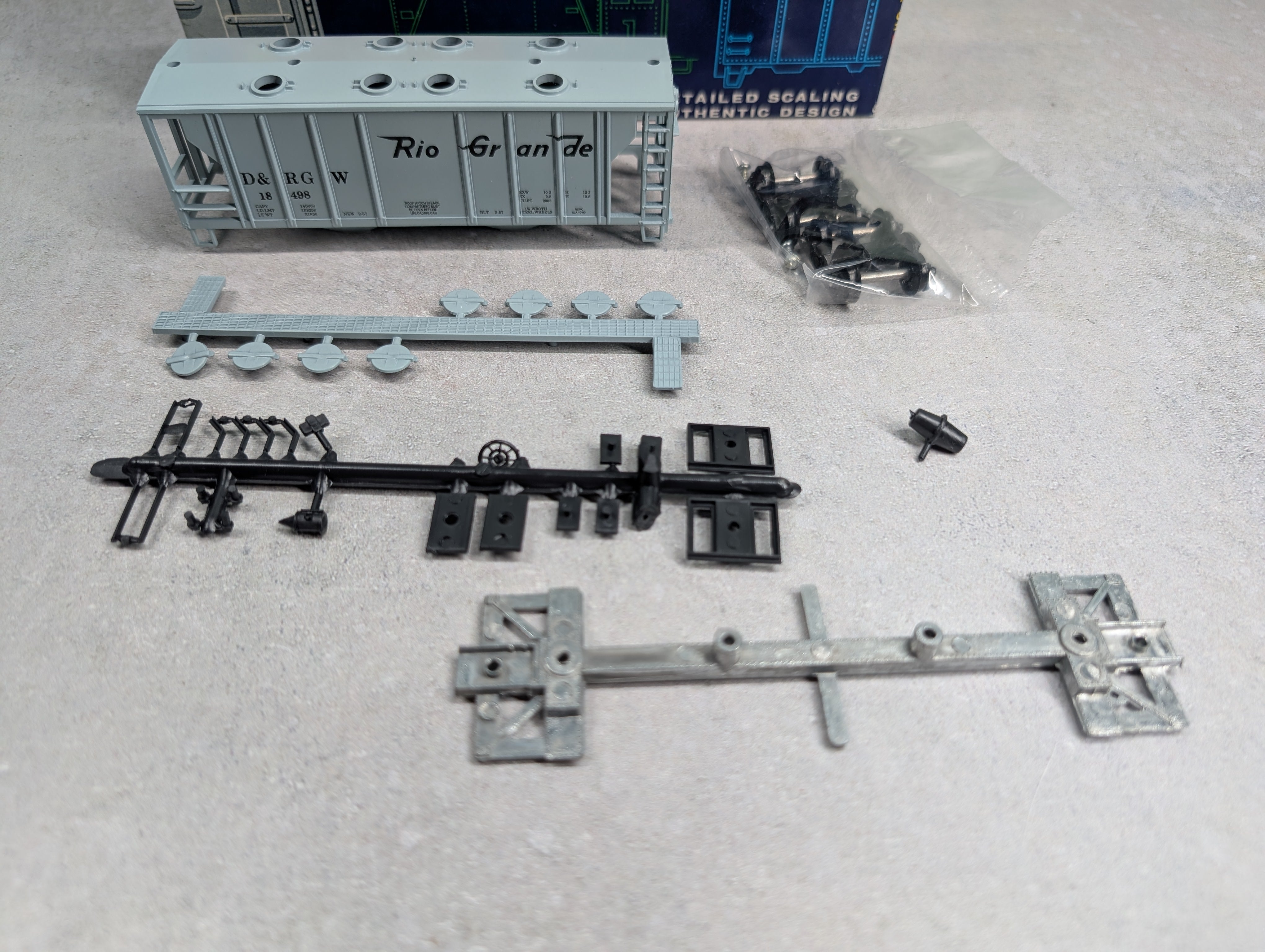 USED Roundhouse 3233 HO Scale 2 Bay Covered Hopper Rio Grande D&RGW #18498 KIT