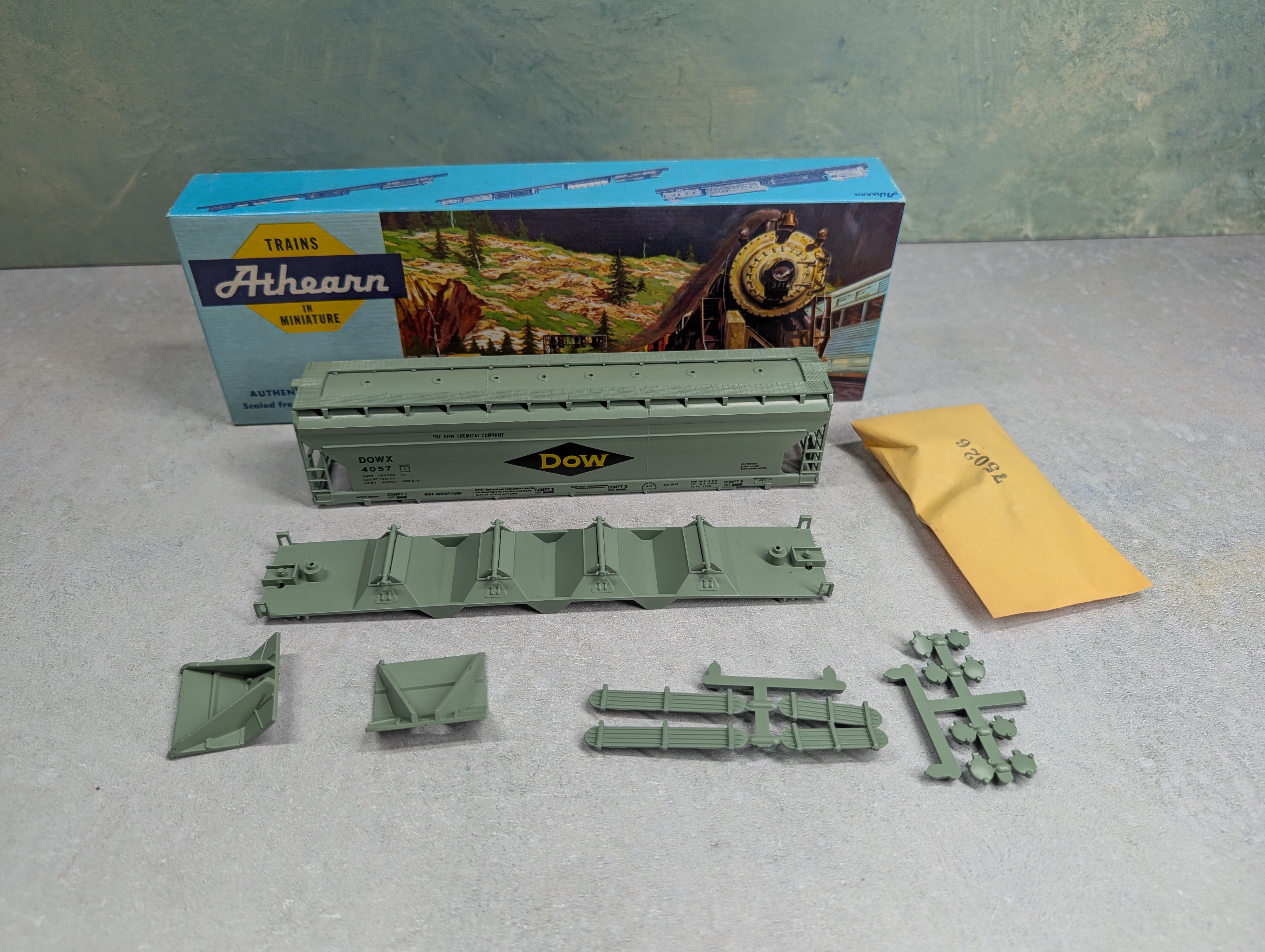 USED Athearn 1902 HO Scale 55' ACF Center Flow Dow Chemical DOWX #4057 KIT