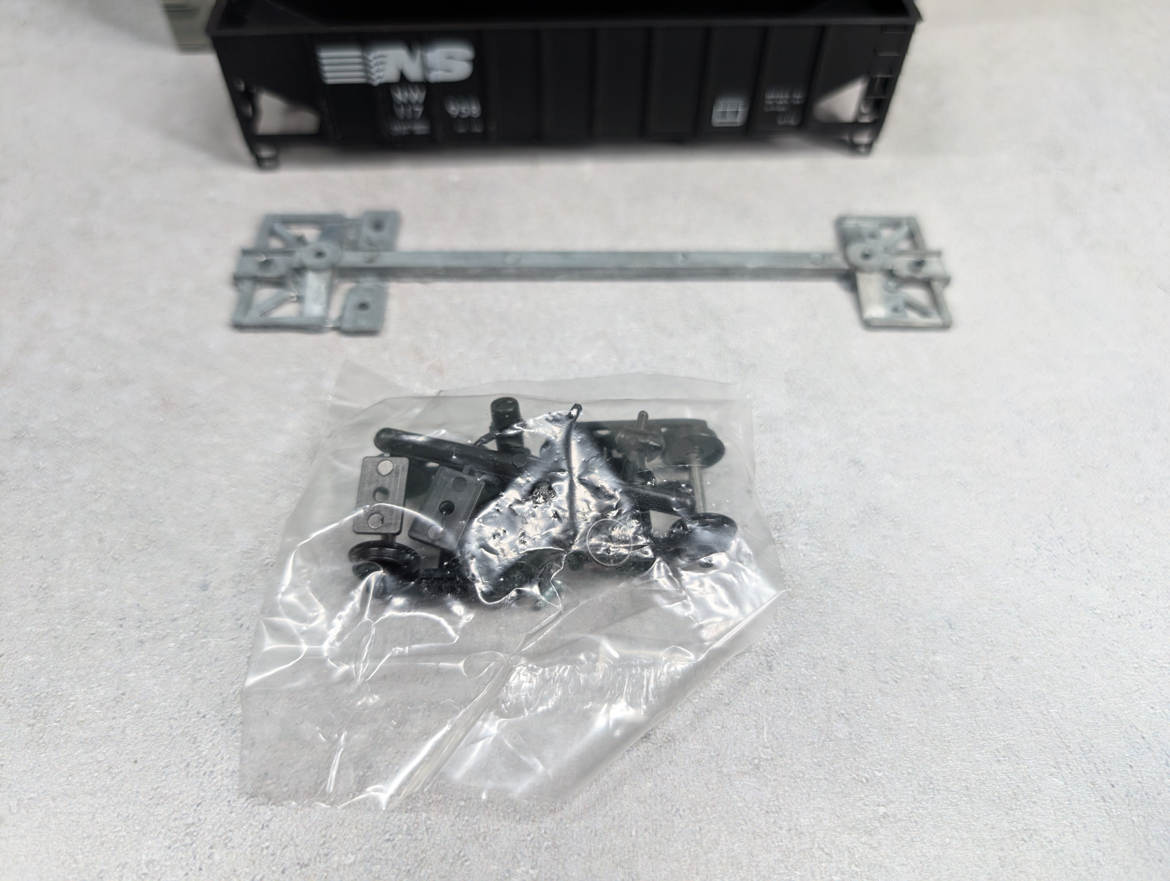 USED Roundhouse 1542 HO Scale 3-Bay Ribside Hopper Norfolk Southern NW #117958 KIT