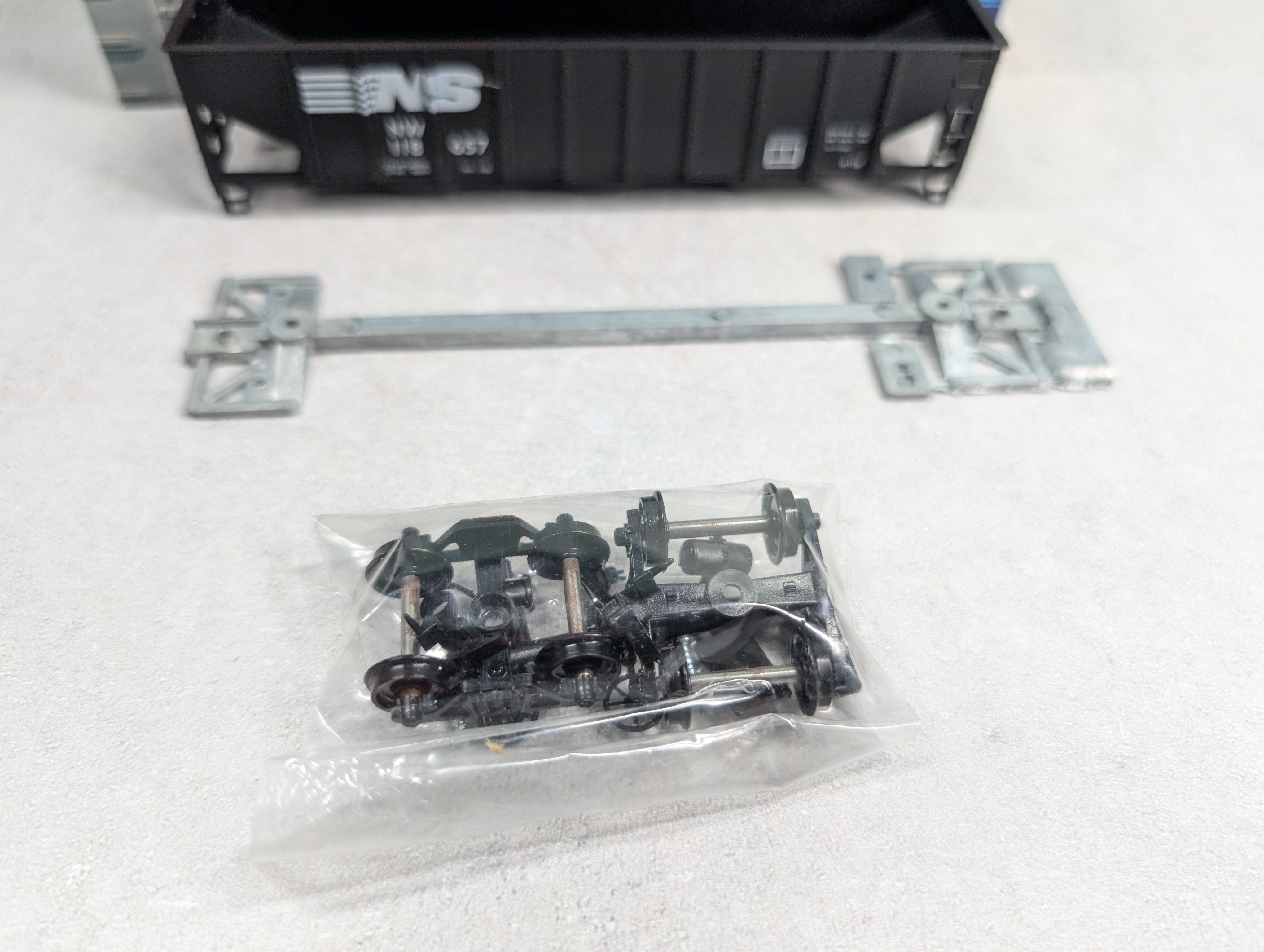 USED Roundhouse 1542 HO Scale 3-Bay Ribside Hopper Norfolk Southern NW #118657 KIT