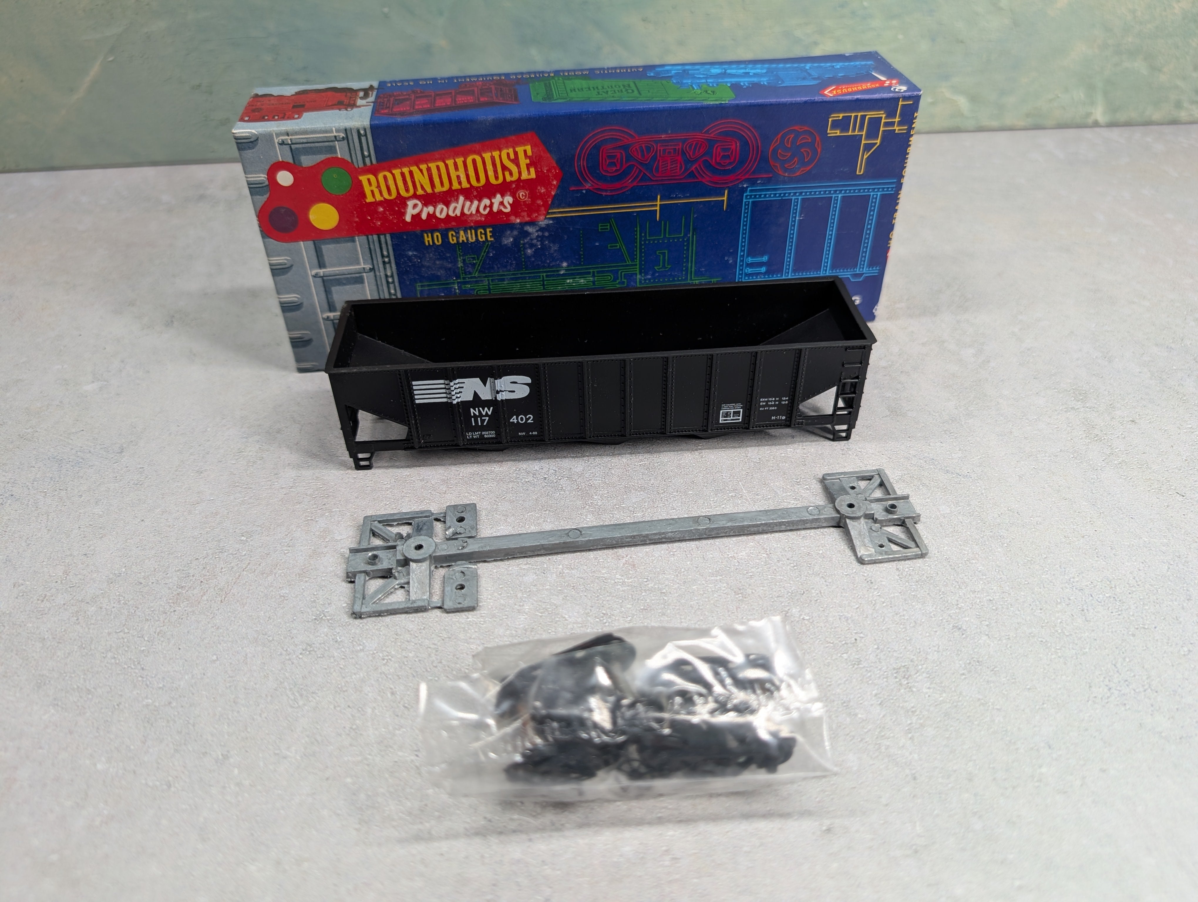 USED Roundhouse 1542 HO Scale 3-Bay Ribside Hopper Norfolk Southern NW #117402 KIT