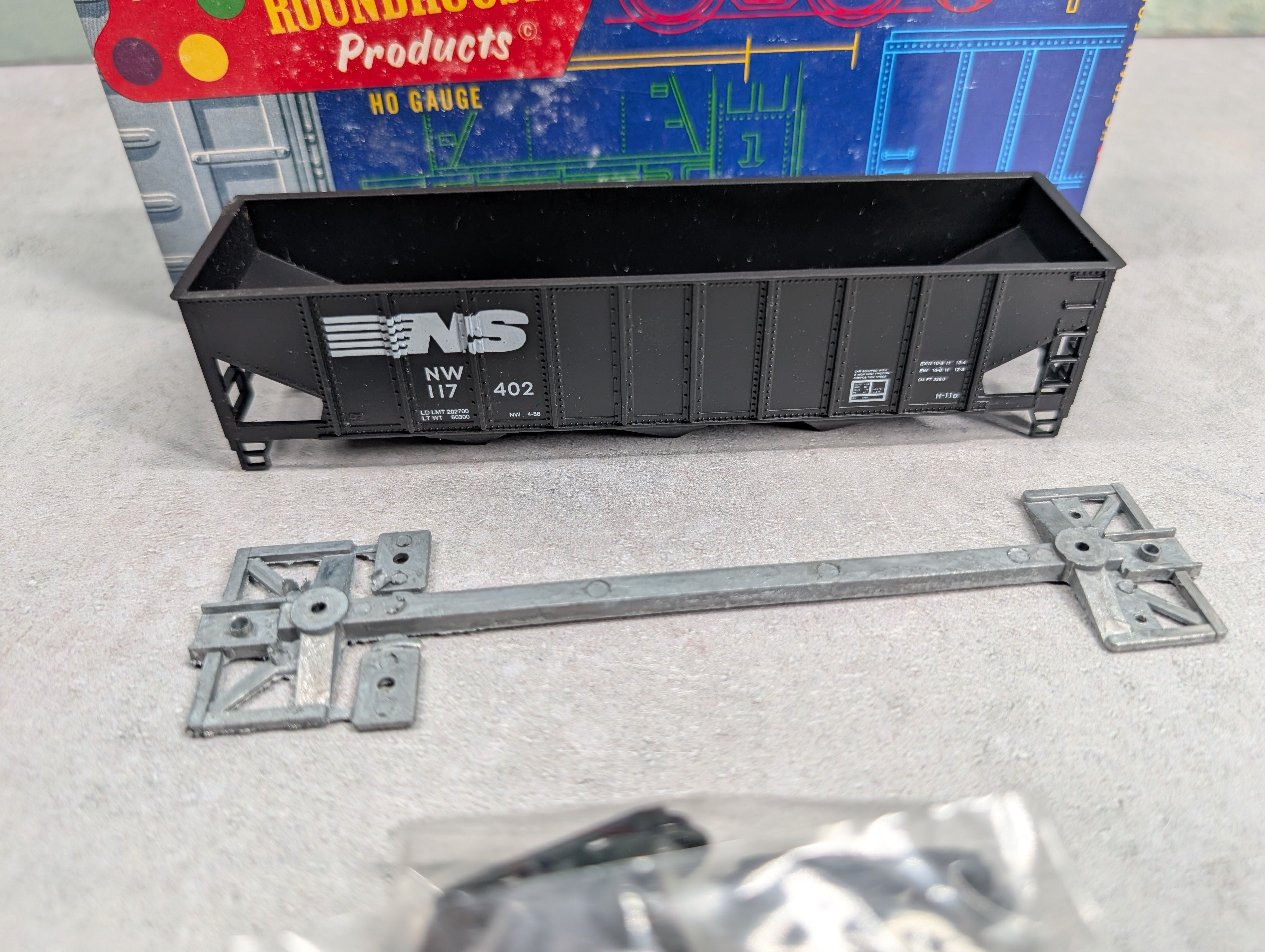 USED Roundhouse 1542 HO Scale 3-Bay Ribside Hopper Norfolk Southern NW #117402 KIT