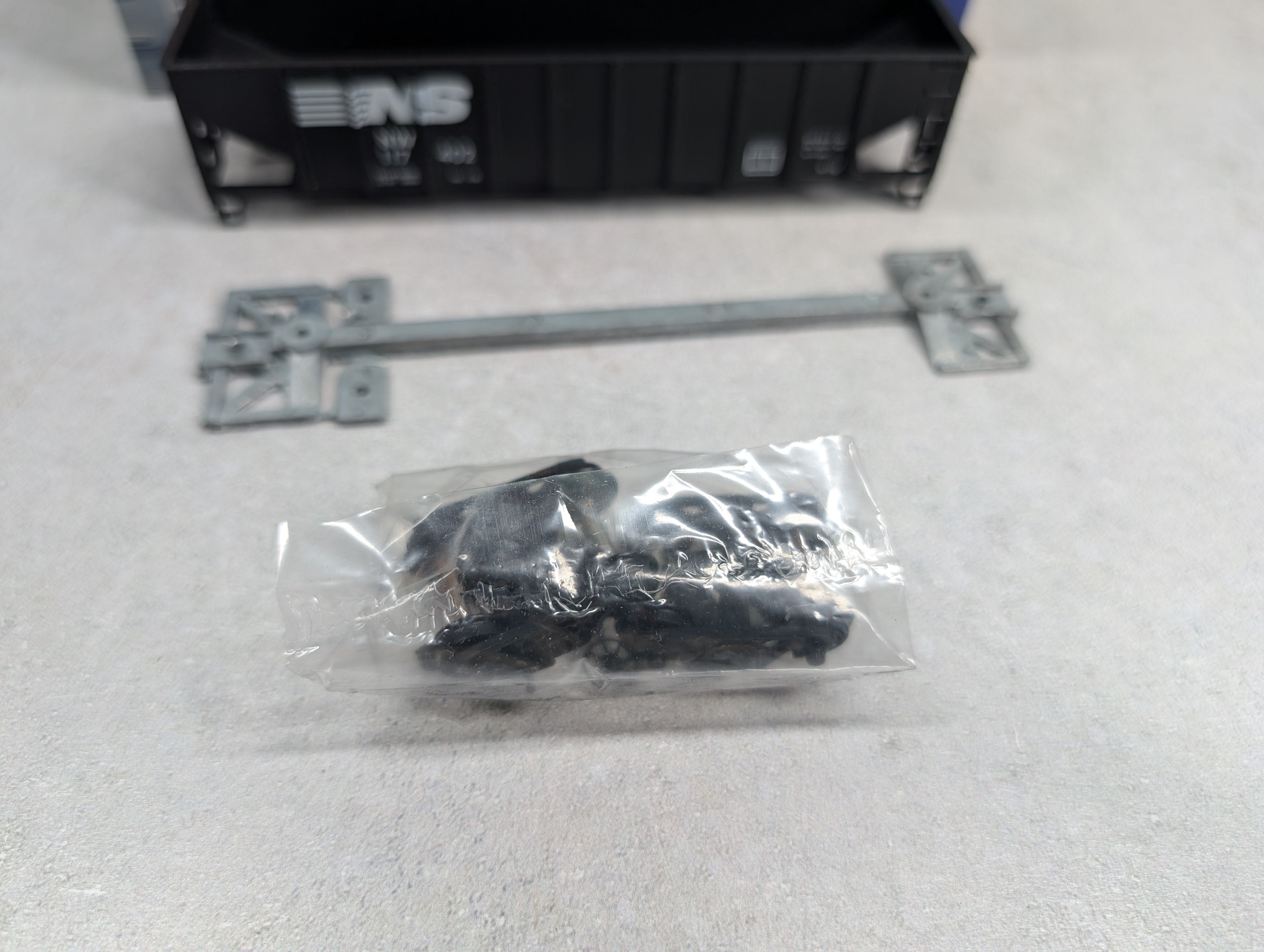 USED Roundhouse 1542 HO Scale 3-Bay Ribside Hopper Norfolk Southern NW #117402 KIT