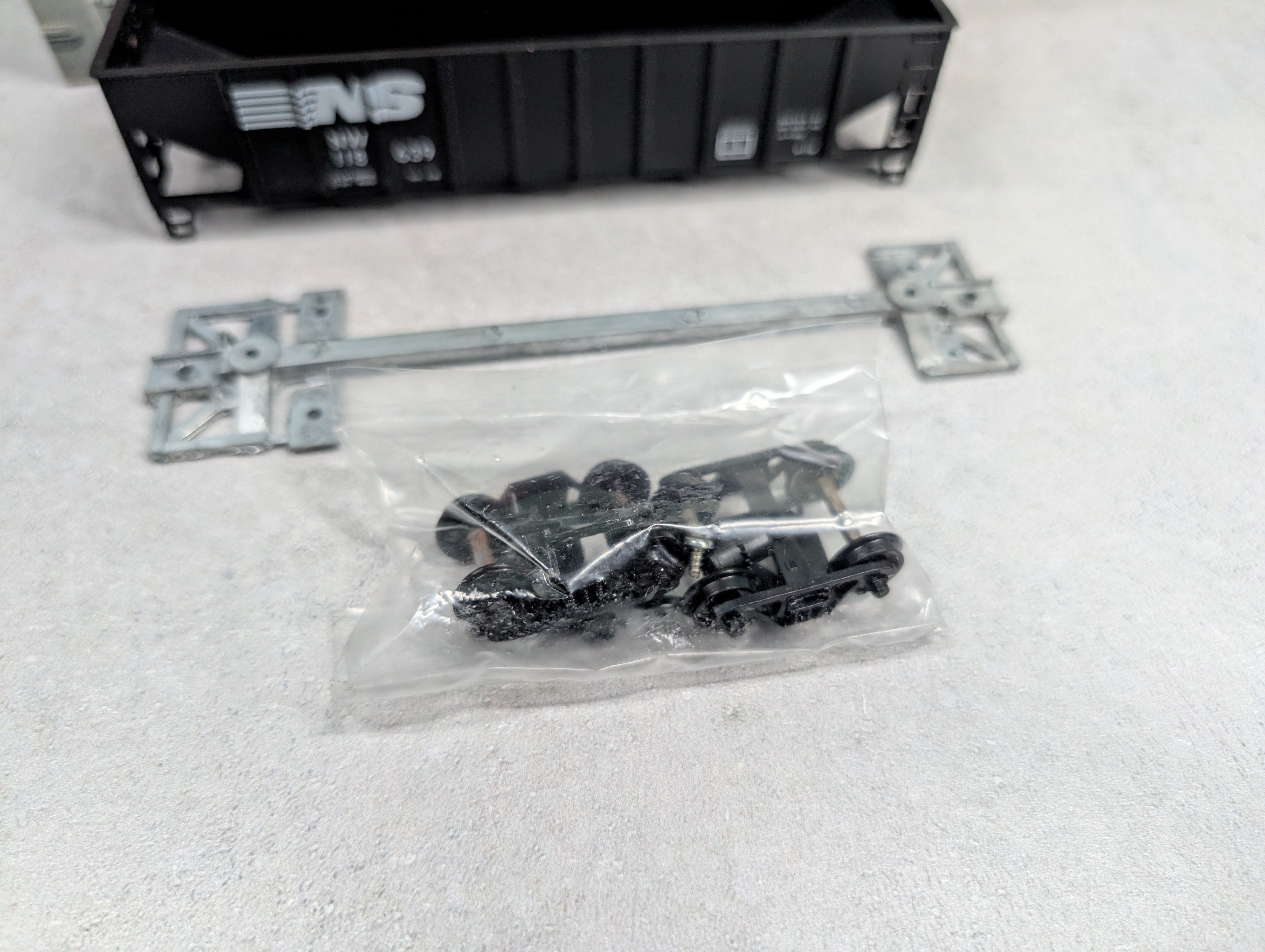 USED Roundhouse 1542 HO Scale 3-Bay Ribside Hopper Norfolk Southern NW #118639 KIT