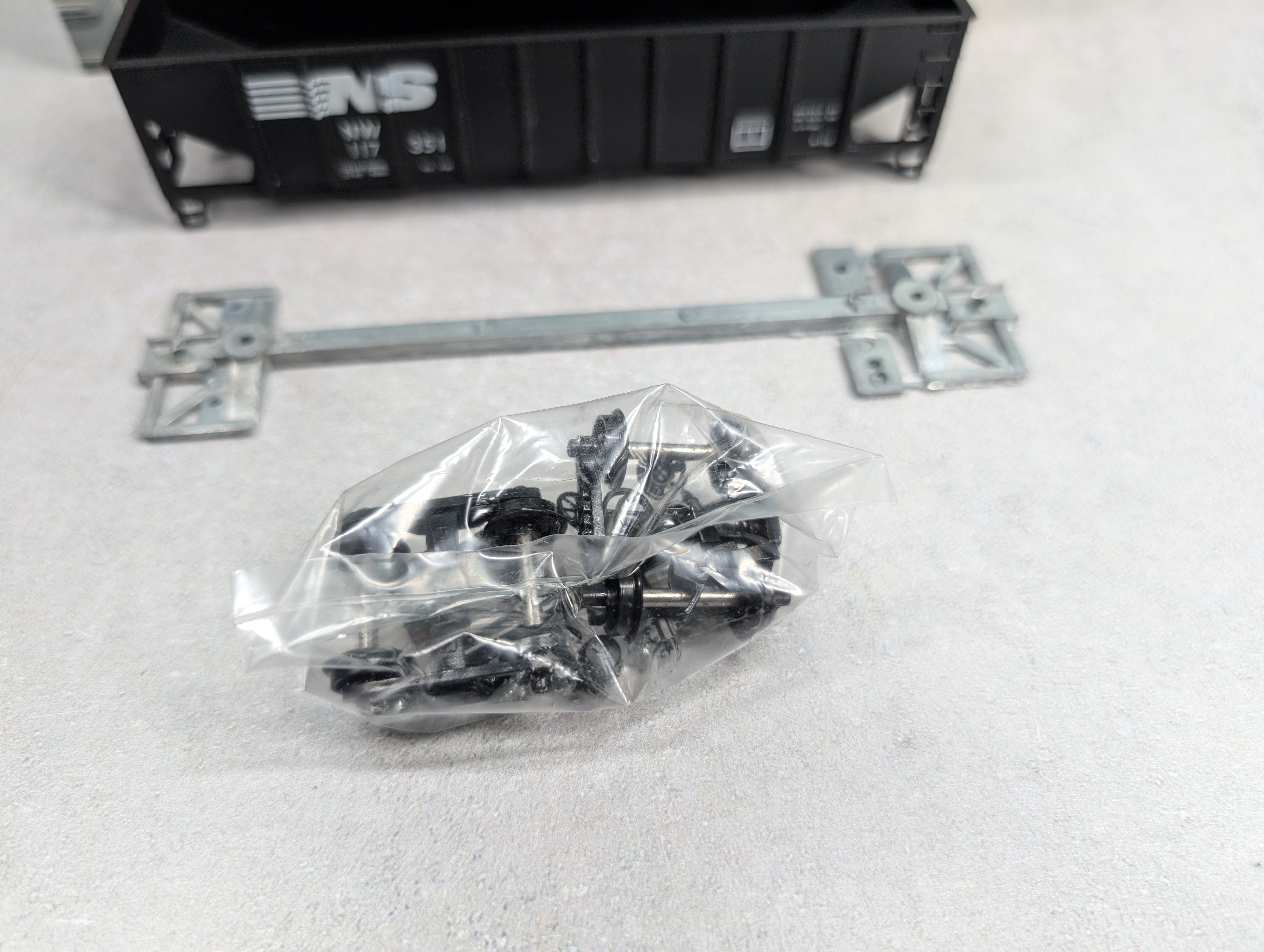 USED Roundhouse 1542 HO Scale 3-Bay Ribside Hopper Norfolk Southern NW #117351 KIT