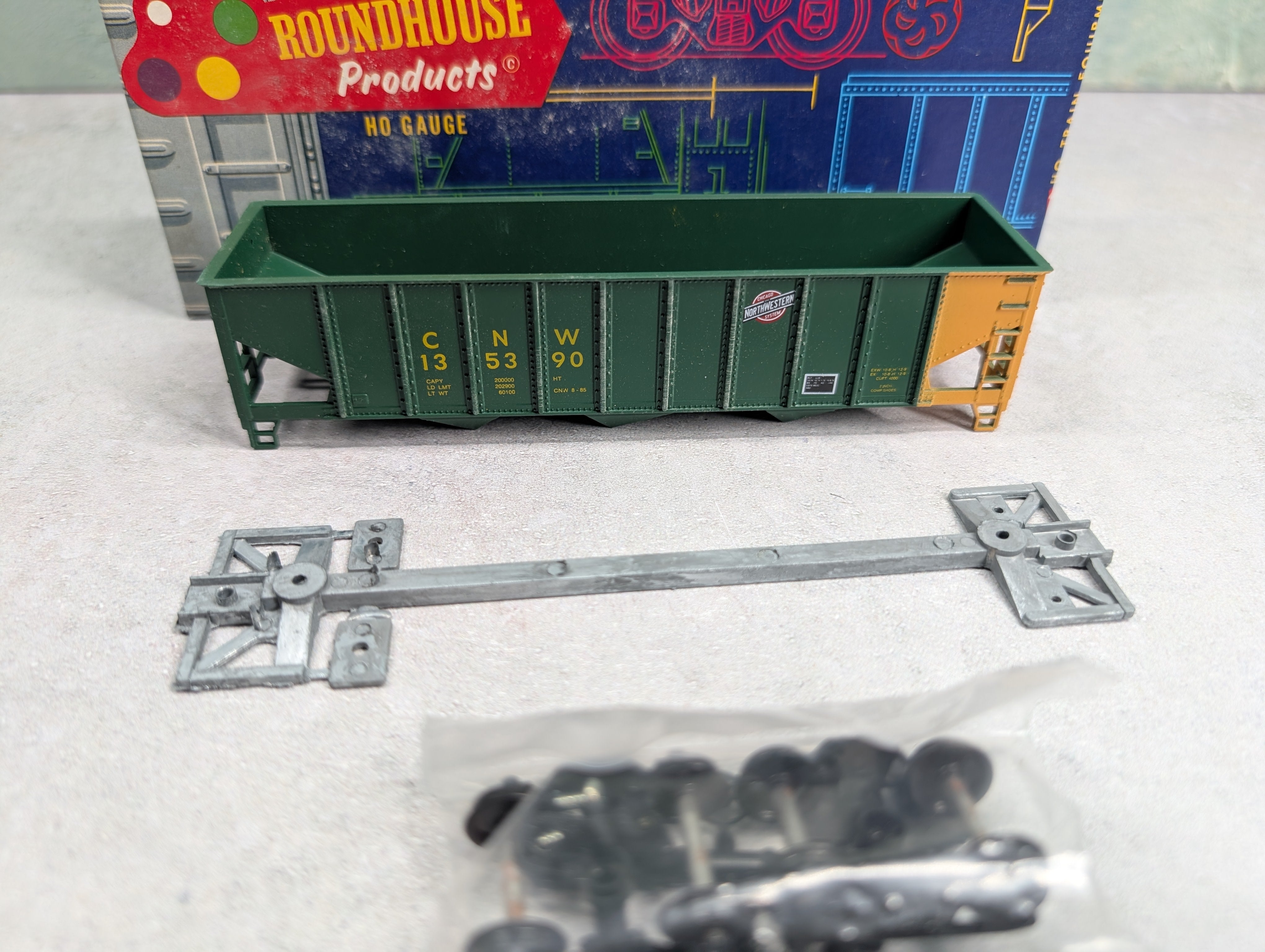 USED Roundhouse 1539 HO Scale 3-Bay Ribside Hopper Chicago & North Western CNW #135390 KIT