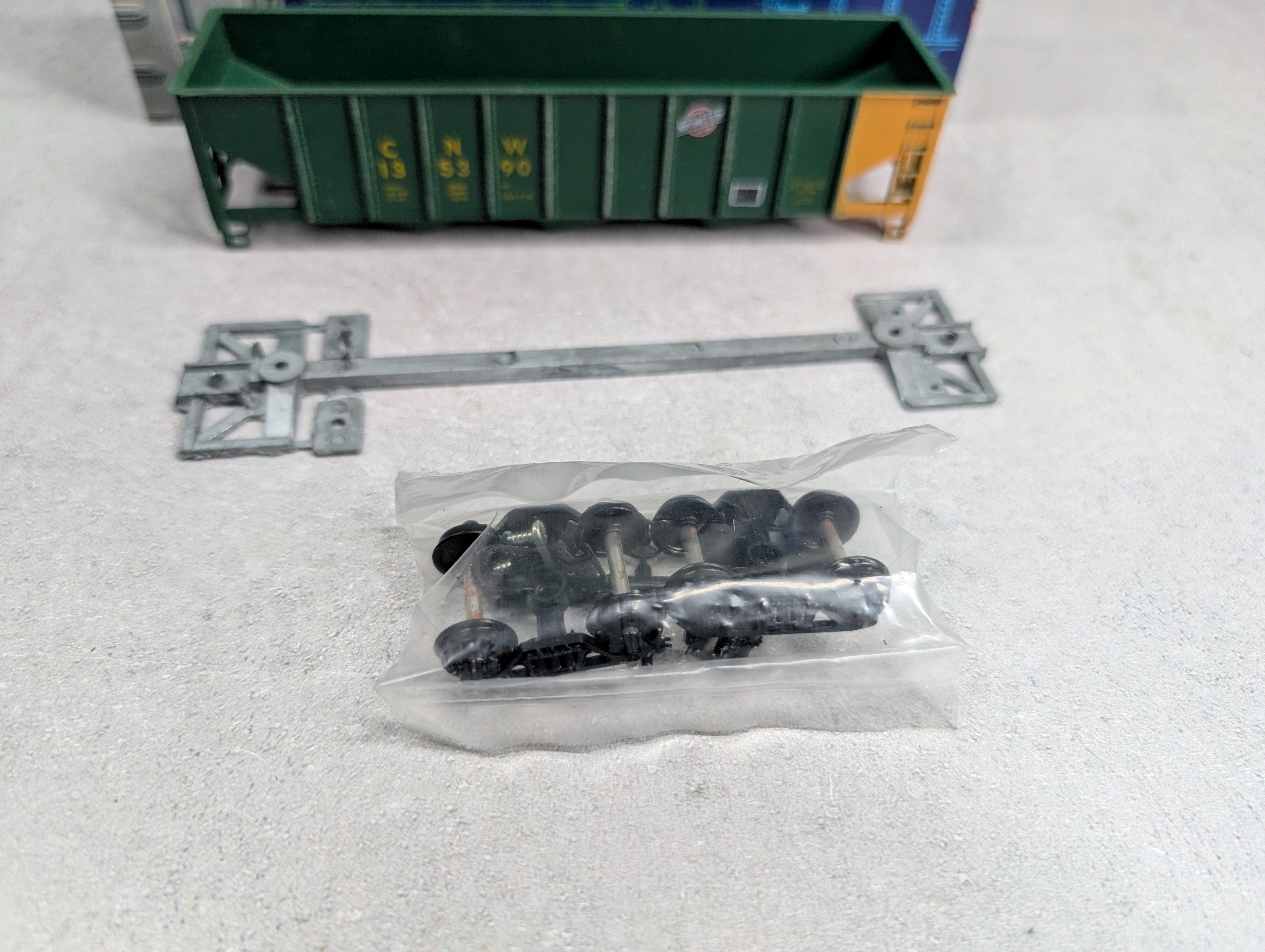 USED Roundhouse 1539 HO Scale 3-Bay Ribside Hopper Chicago & North Western CNW #135390 KIT