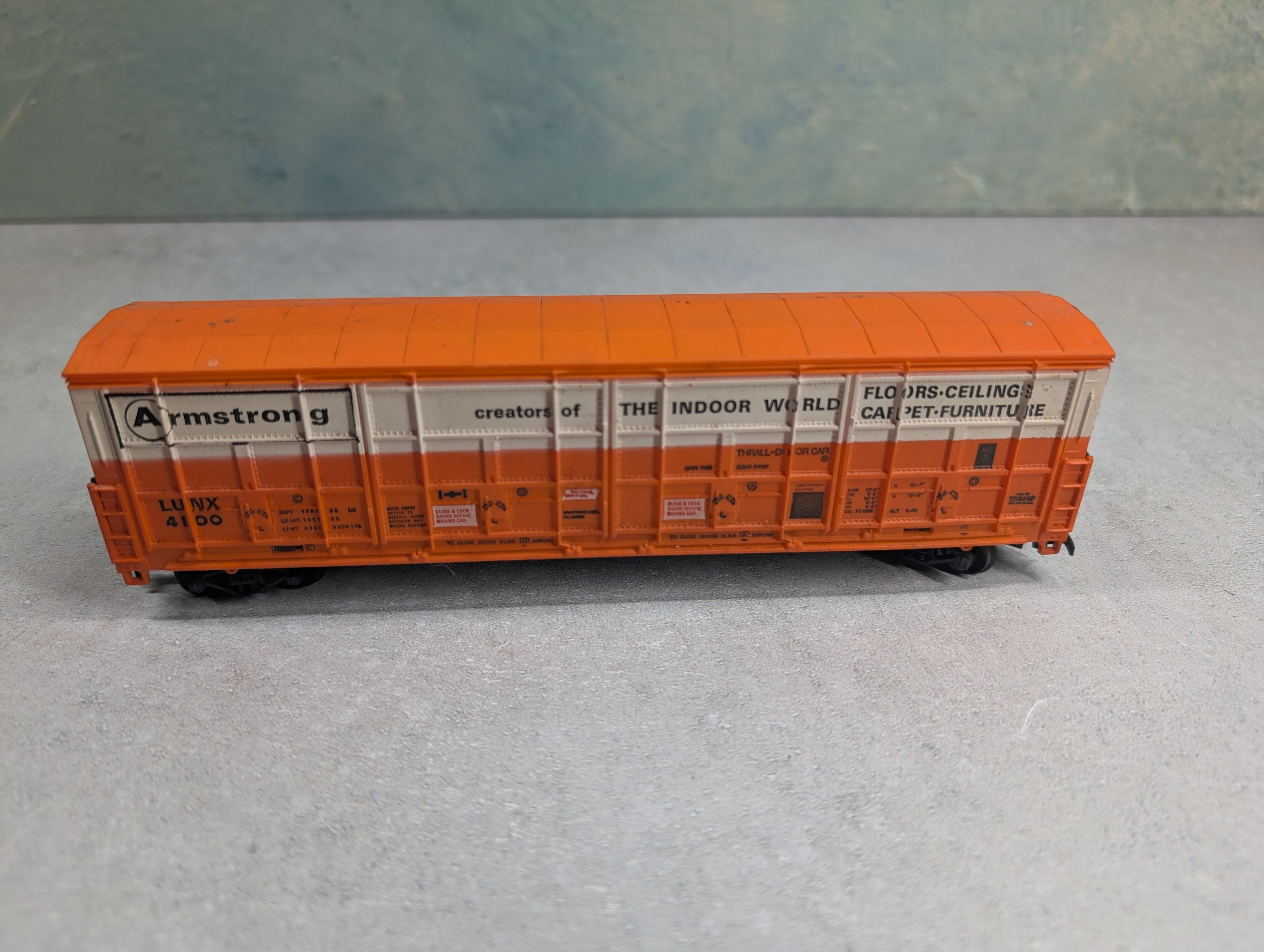 USED HO Scale Thrall Door Box Car Armstrong LUNX #4100