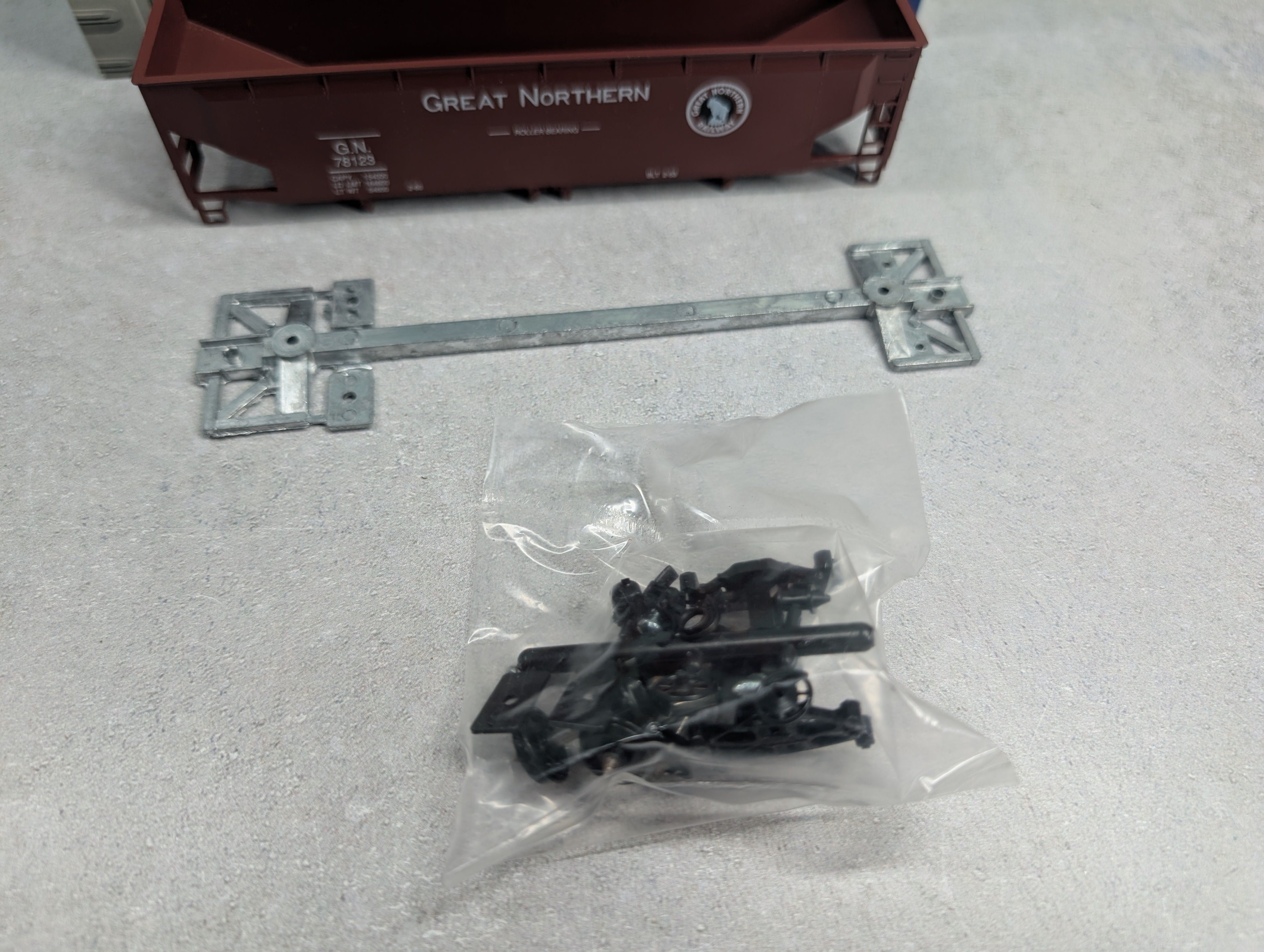 USED Roundhouse 7737 HO Scale Ballast Hopper Great Northern GN #78123 Small Letters KIT