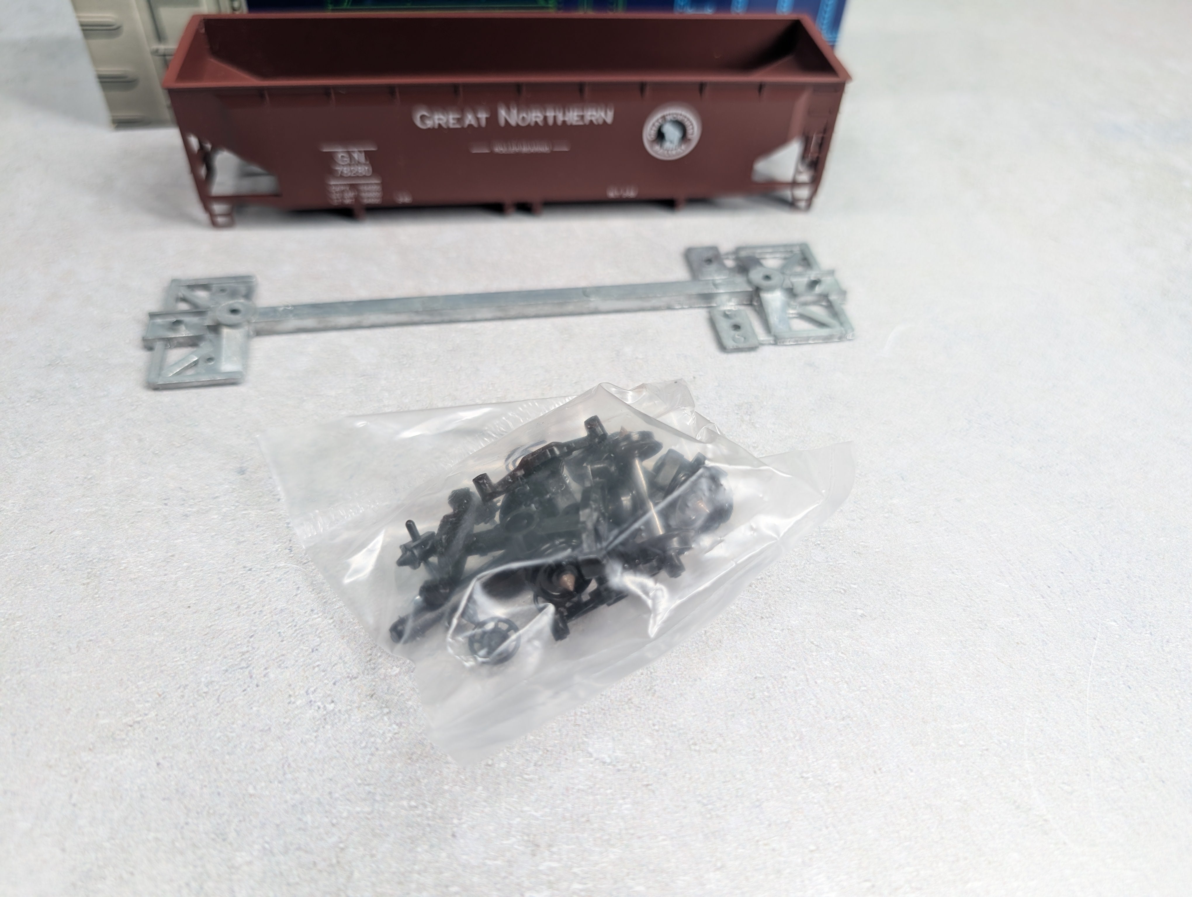 USED Roundhouse 7737 HO Scale Ballast Hopper Great Northern GN #78280 Small Letters KIT