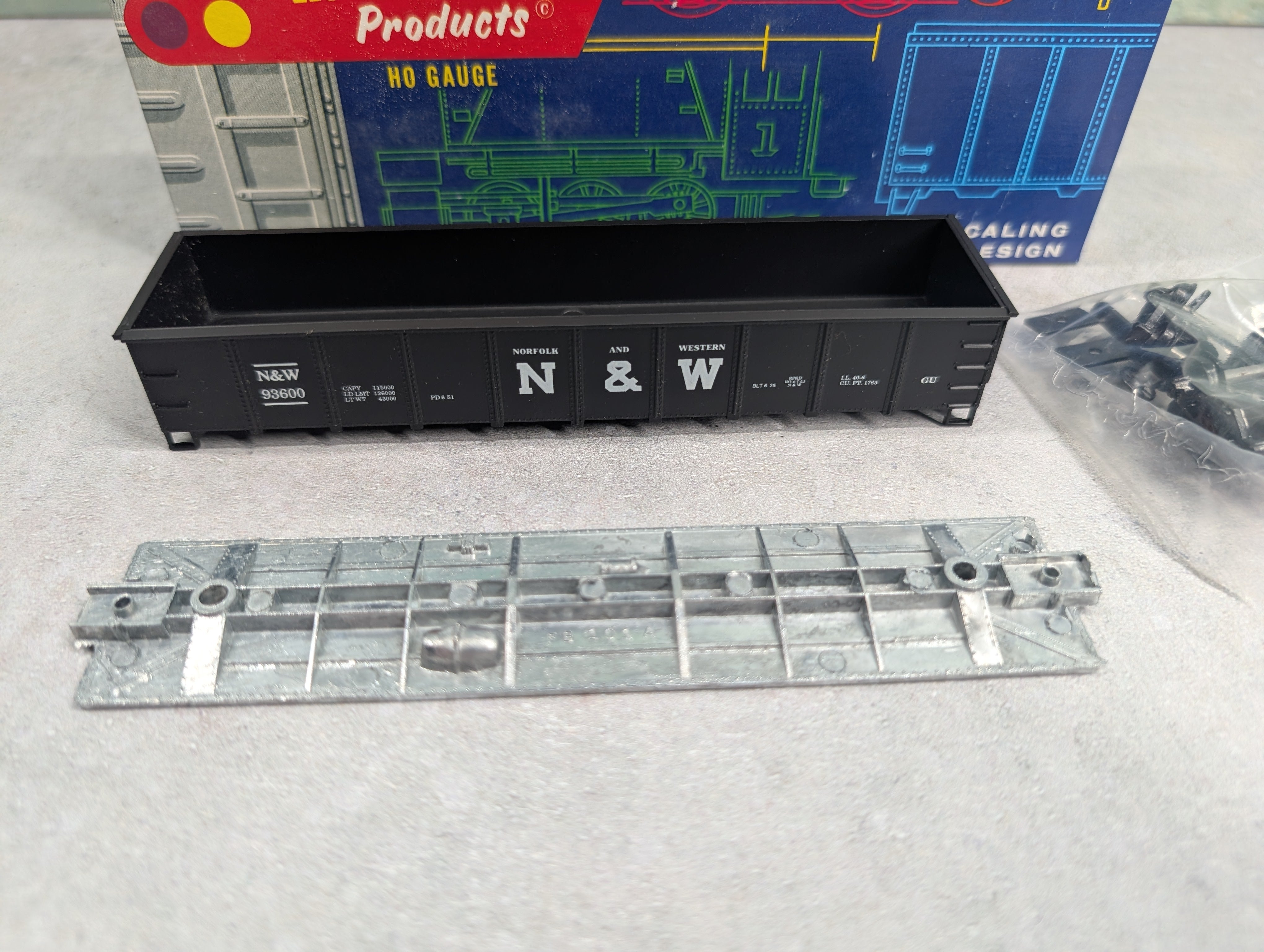 USED Roundhouse 3252 HO Scale 40' Peak-End Gondola Norfolk & Western N&W #93600 KIT