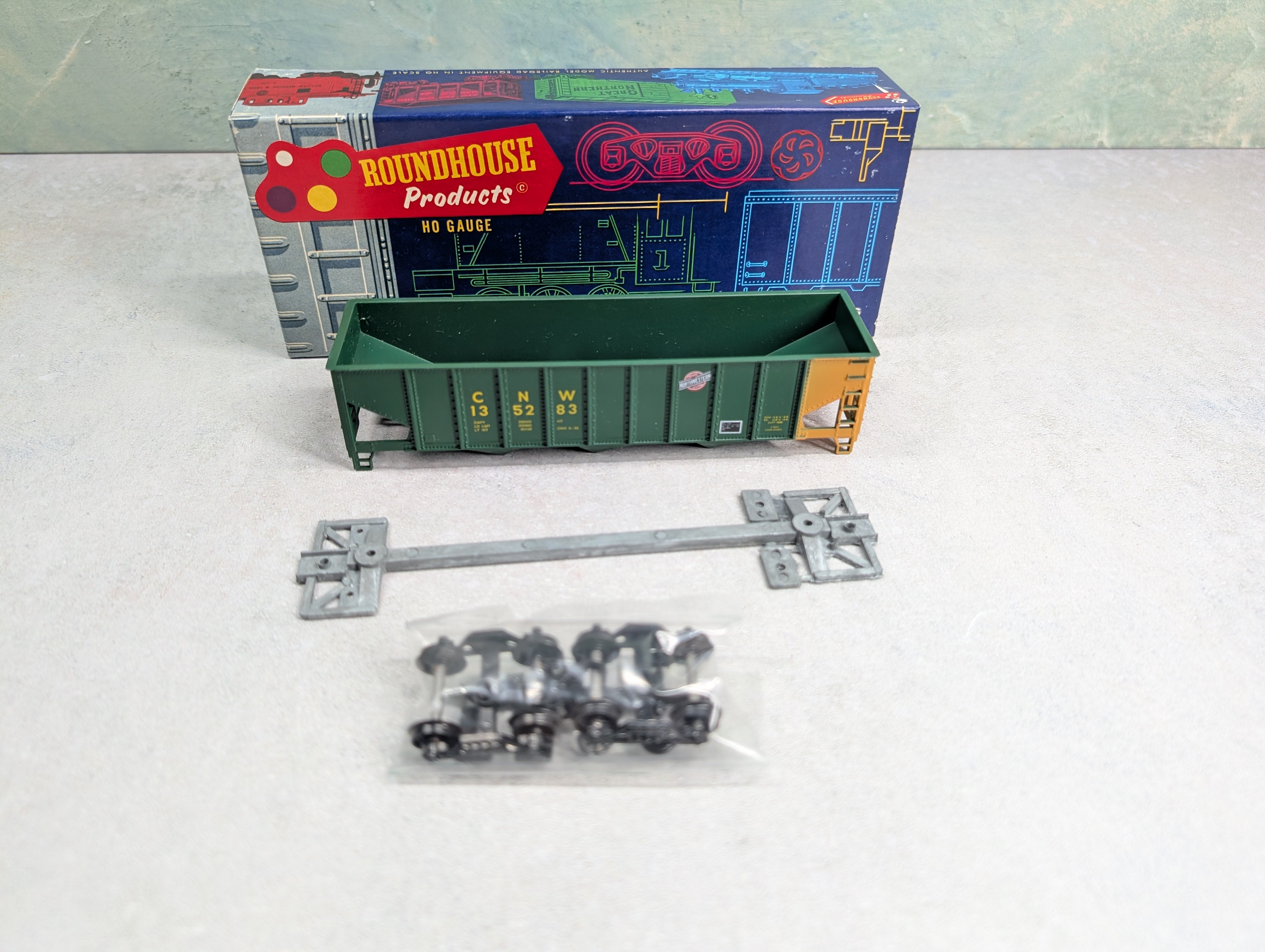 USED Roundhouse 1539 HO Scale 3 Bay Rib Side Hopper Chicago & North Western CNW #135283 KIT