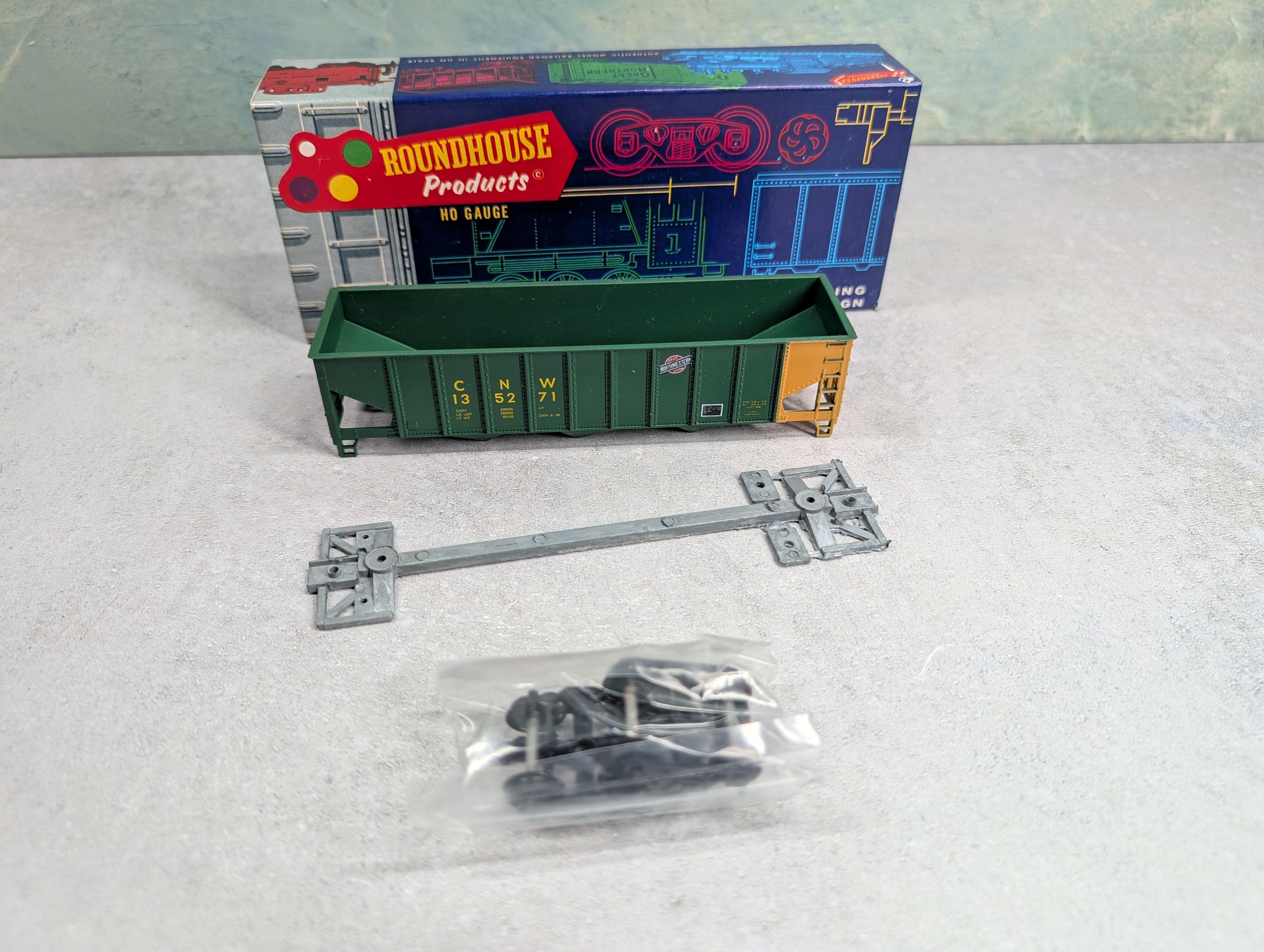 USED Roundhouse 1539 HO Scale 3 Bay Rib Side Hopper Chicago & North Western CNW #135271 KIT
