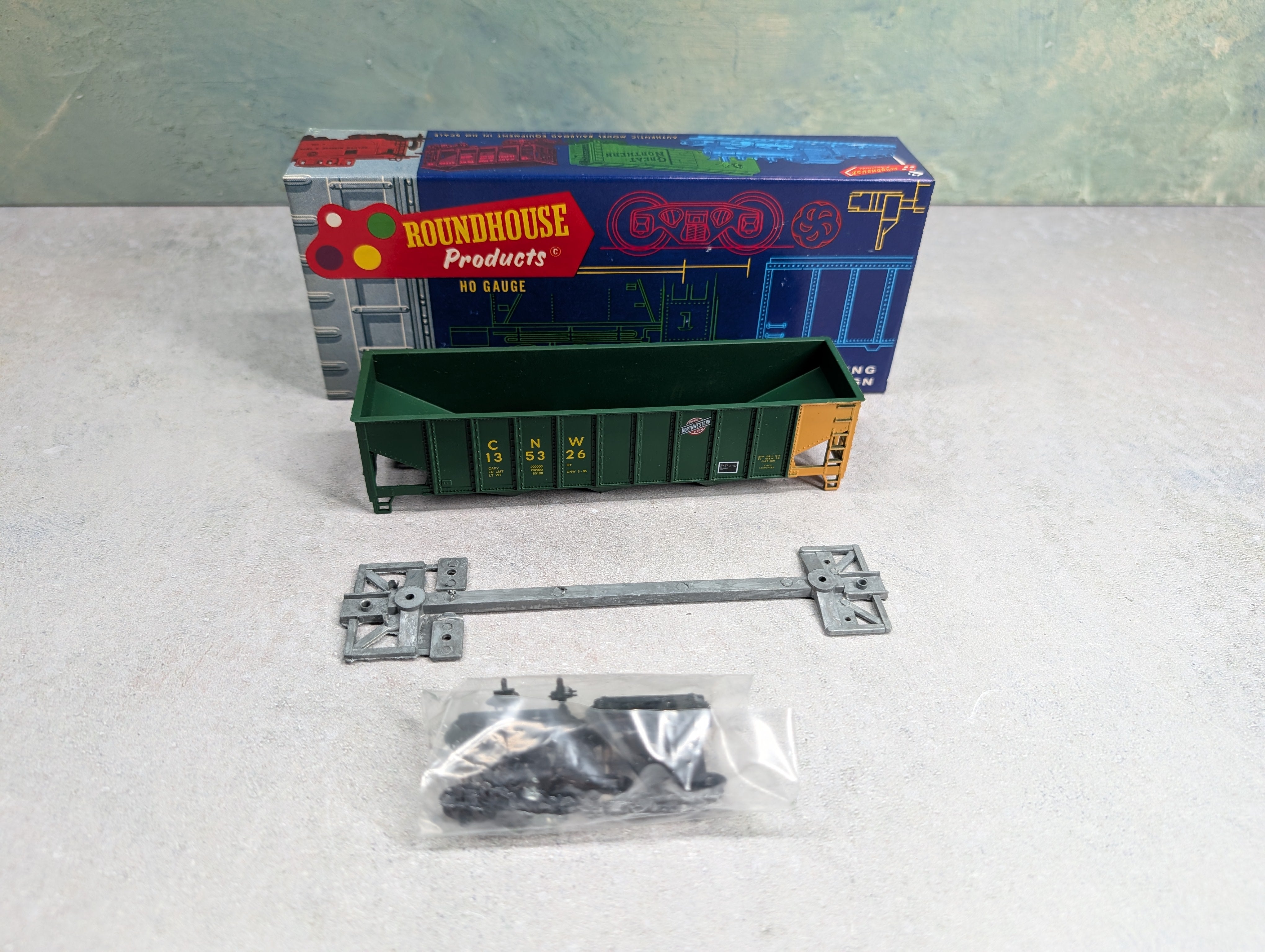 USED Roundhouse 1539 HO Scale 3 Bay Rib Side Hopper Chicago & North Western CNW #135326 KIT