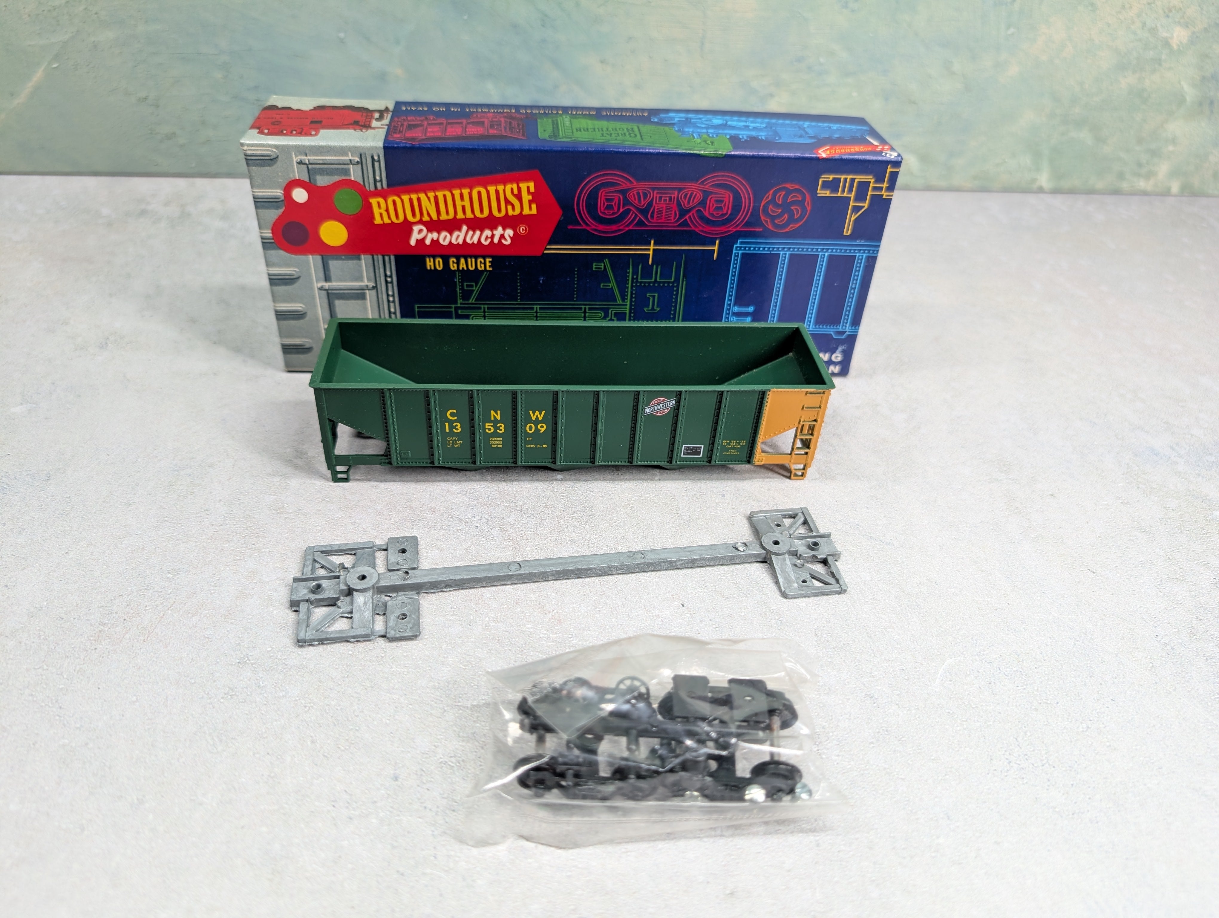 USED Roundhouse 1539 HO Scale 3 Bay Rib Side Hopper Chicago & North Western CNW #135309 KIT