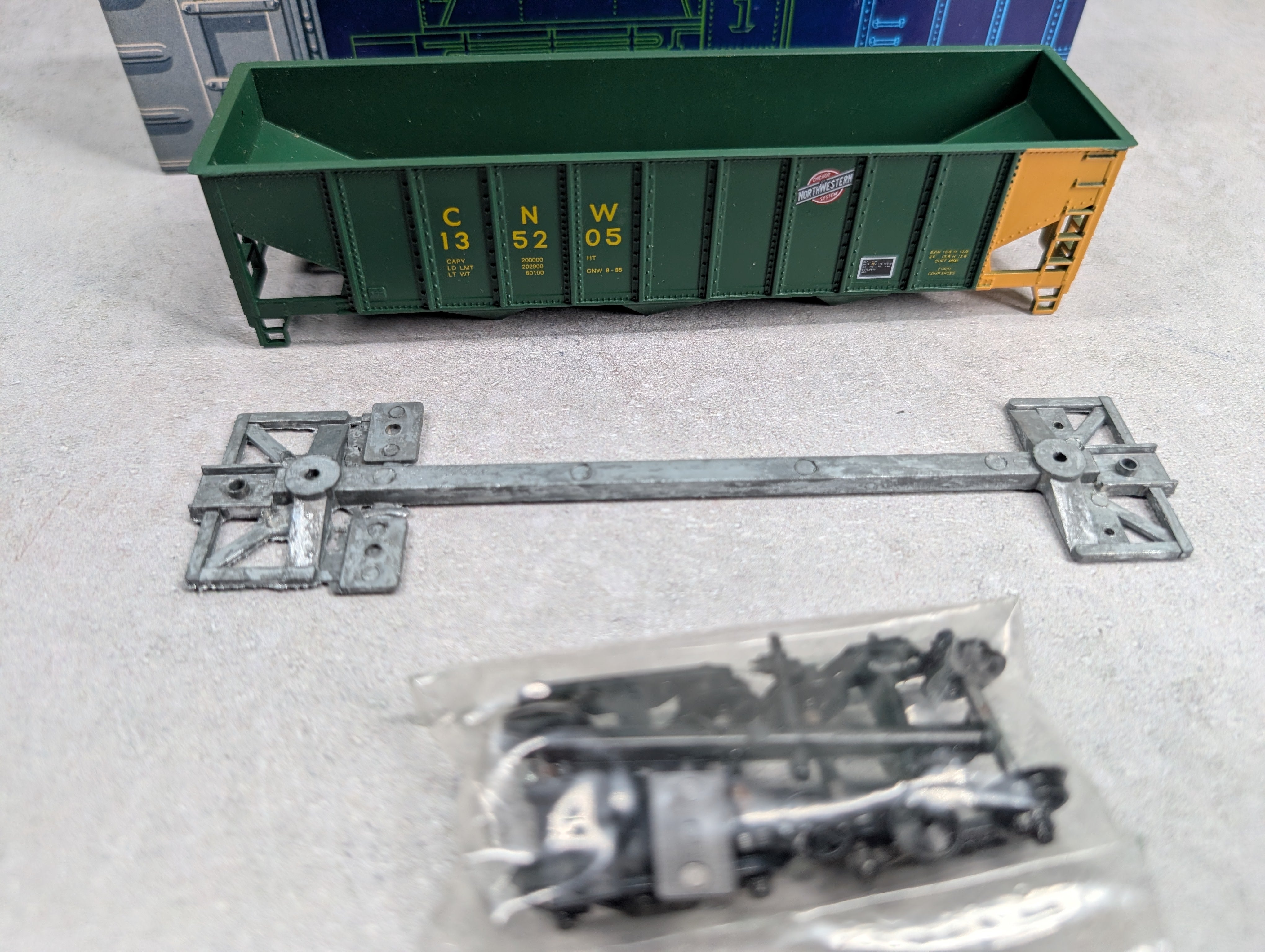 USED Roundhouse 1539 HO Scale 3 Bay Rib Side Hopper Chicago & North Western CNW #135205 KIT
