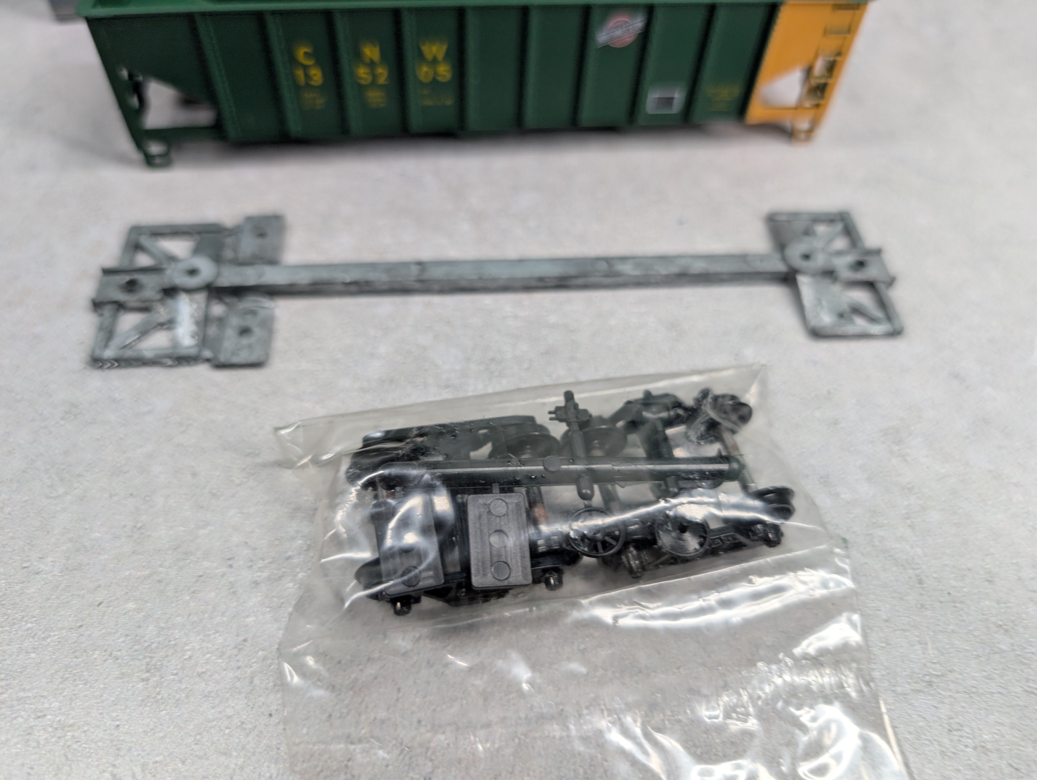 USED Roundhouse 1539 HO Scale 3 Bay Rib Side Hopper Chicago & North Western CNW #135205 KIT