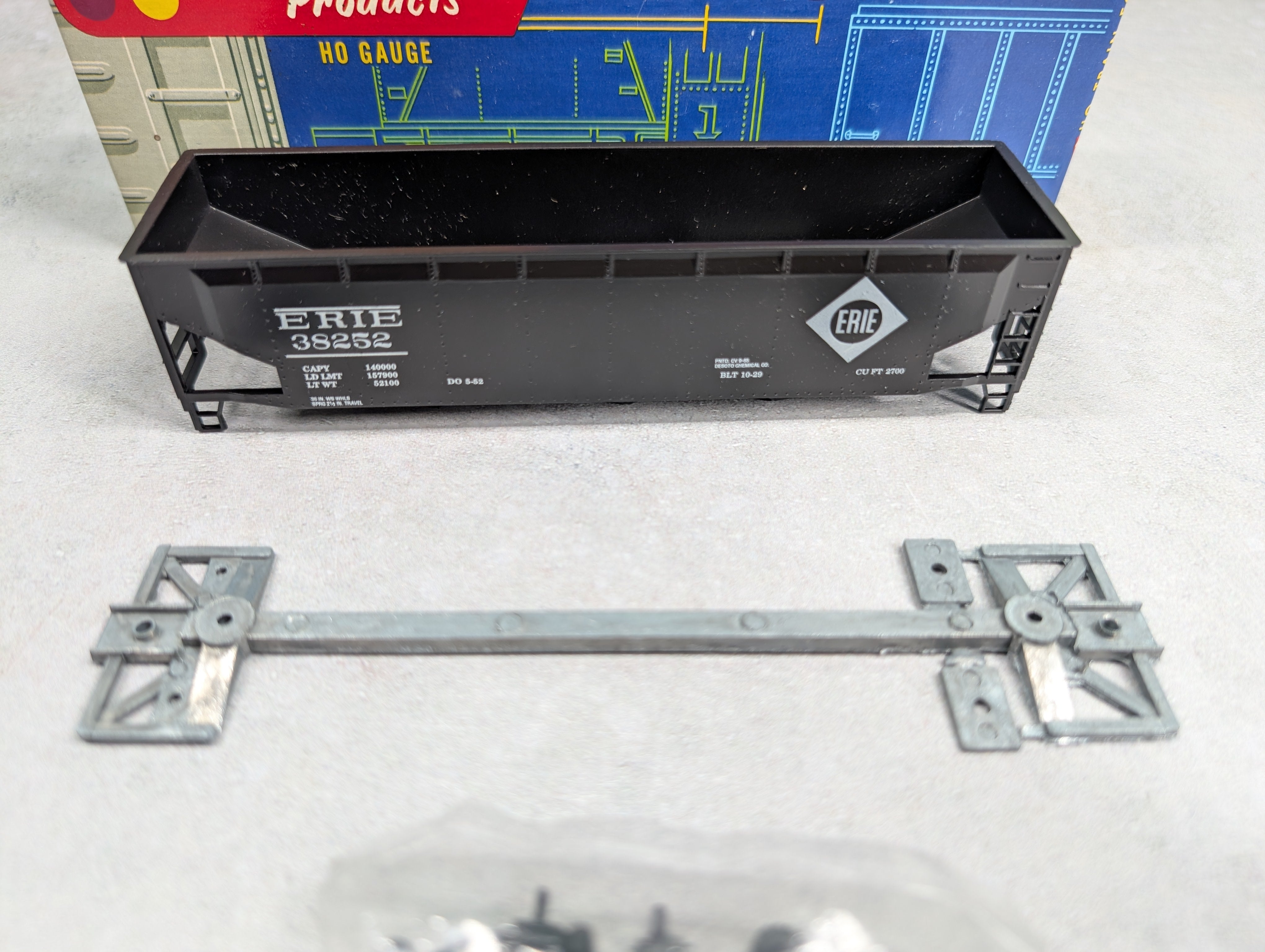 USED Roundhouse 1611 HO Scale 3 Bay Rib Side Hopper Erie #38252 KIT