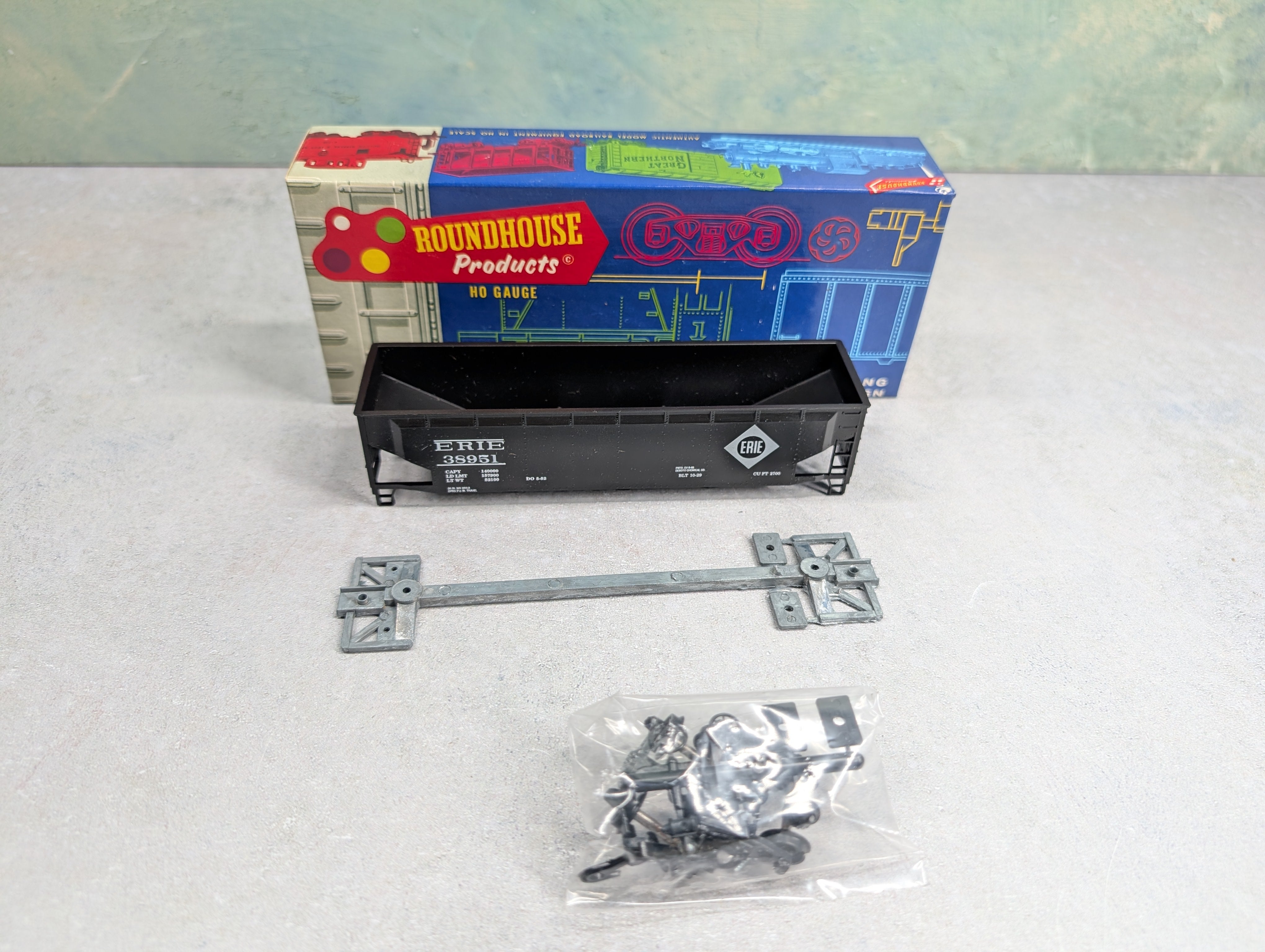 USED Roundhouse 1611 HO Scale 3 Bay Rib Side Hopper Erie #38951 KIT