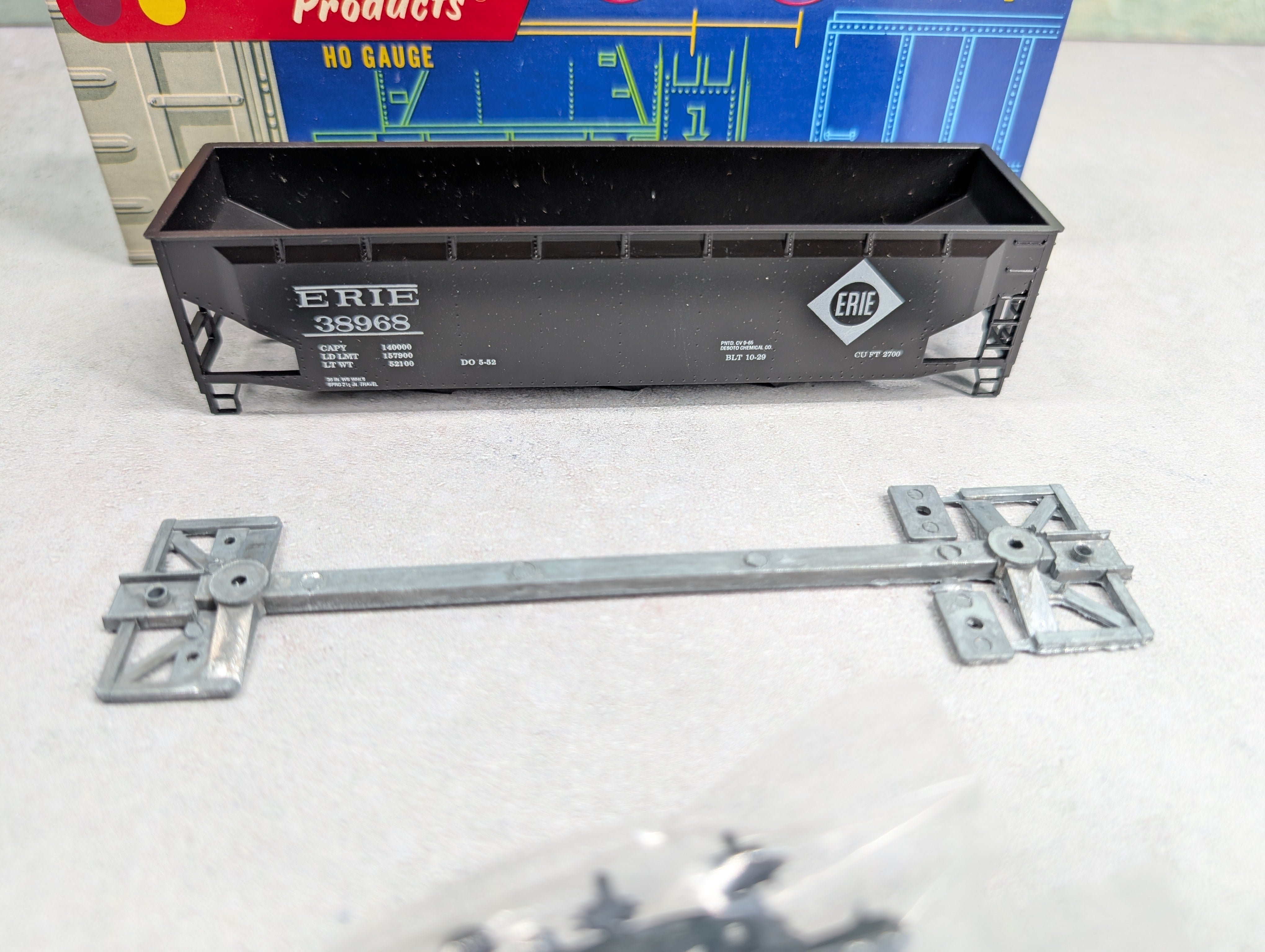 USED Roundhouse 1611 HO Scale 3 Bay Rib Side Hopper Erie #38968 KIT
