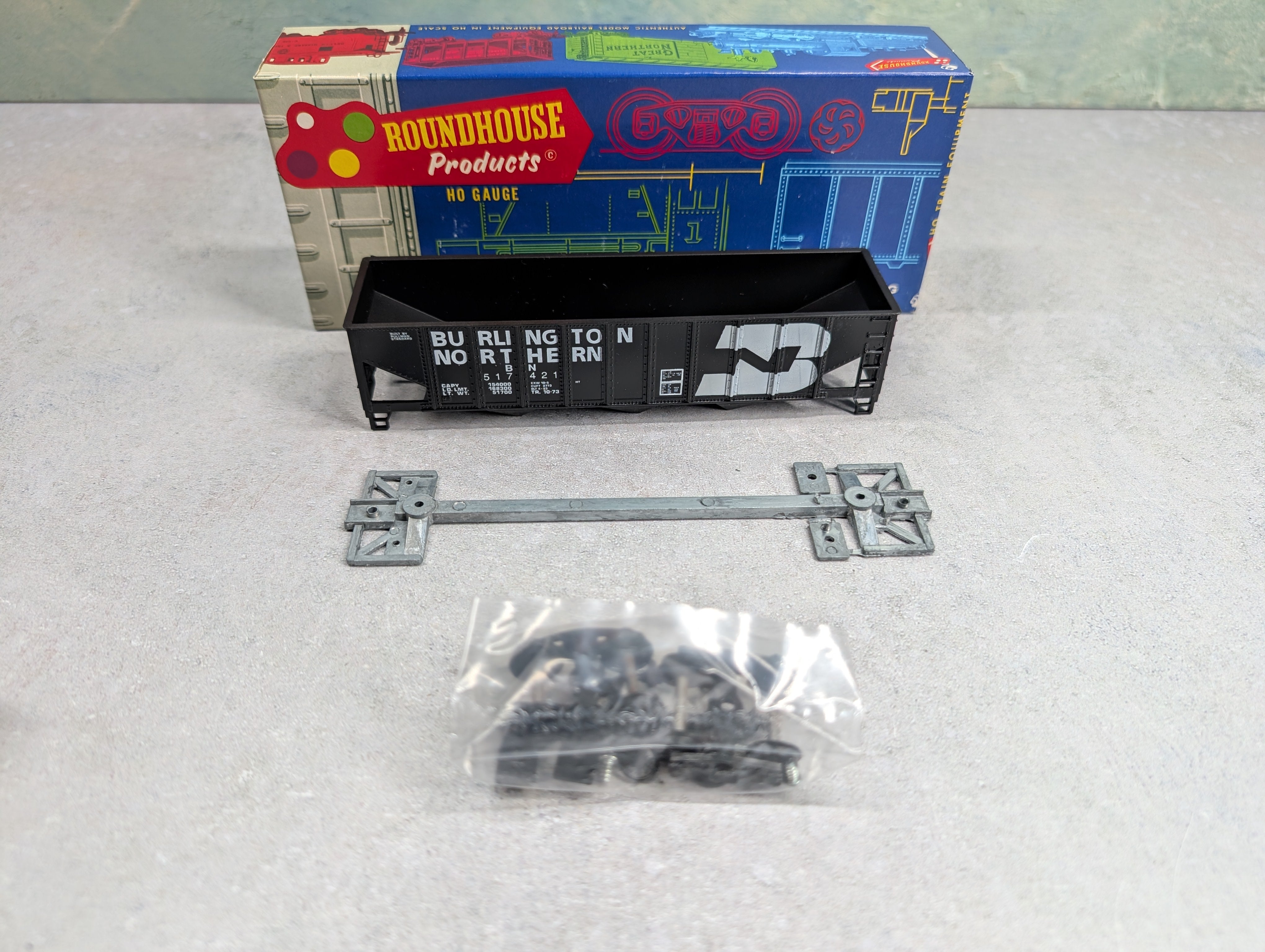 USED Roundhouse 1498 HO Scale 3 Bay Rib Side Hopper Burlington Northern BN #517421 KIT