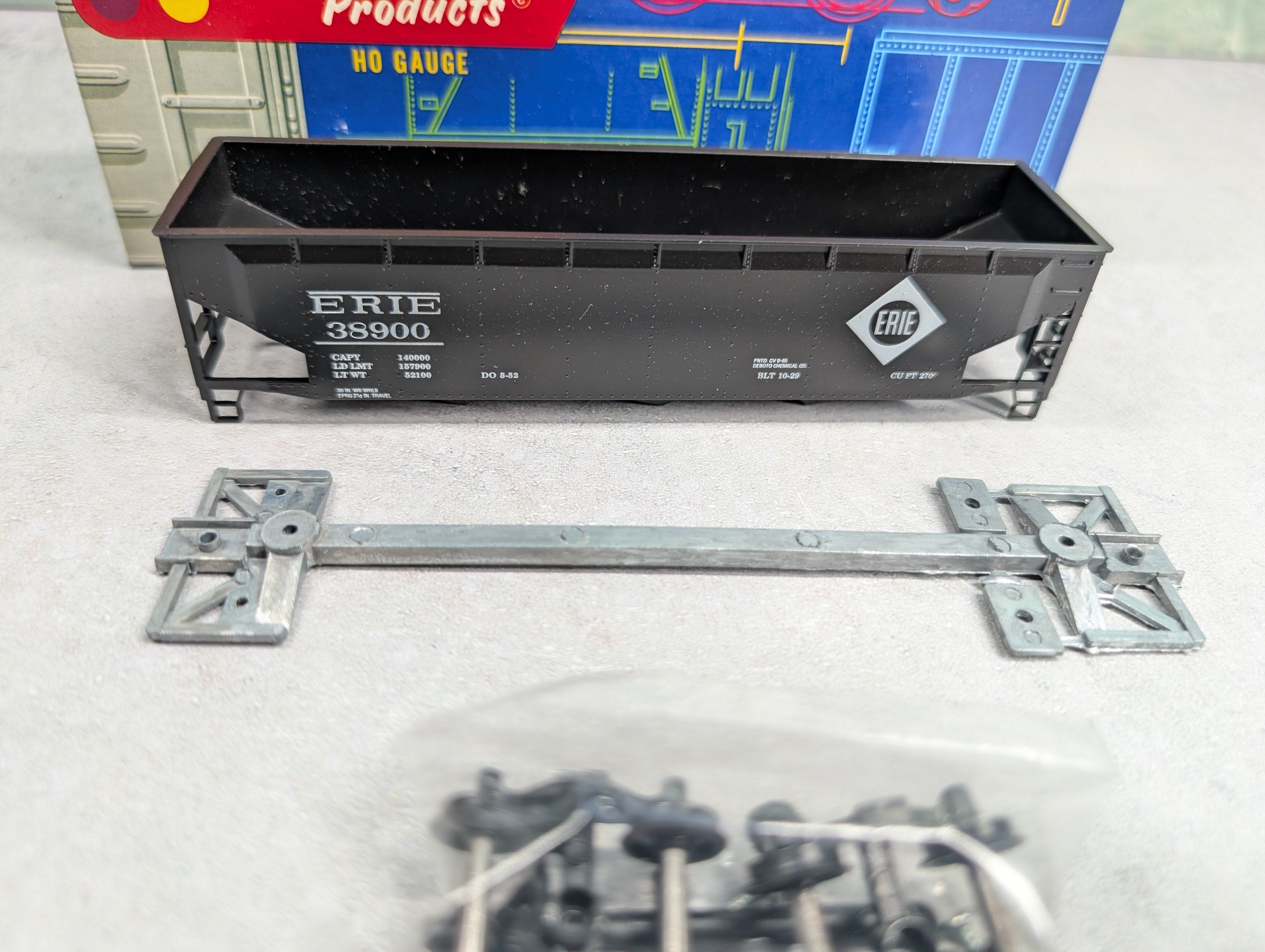 USED Roundhouse 1611 HO Scale 3-Bay Rib Side Hopper Erie #38900 KIT