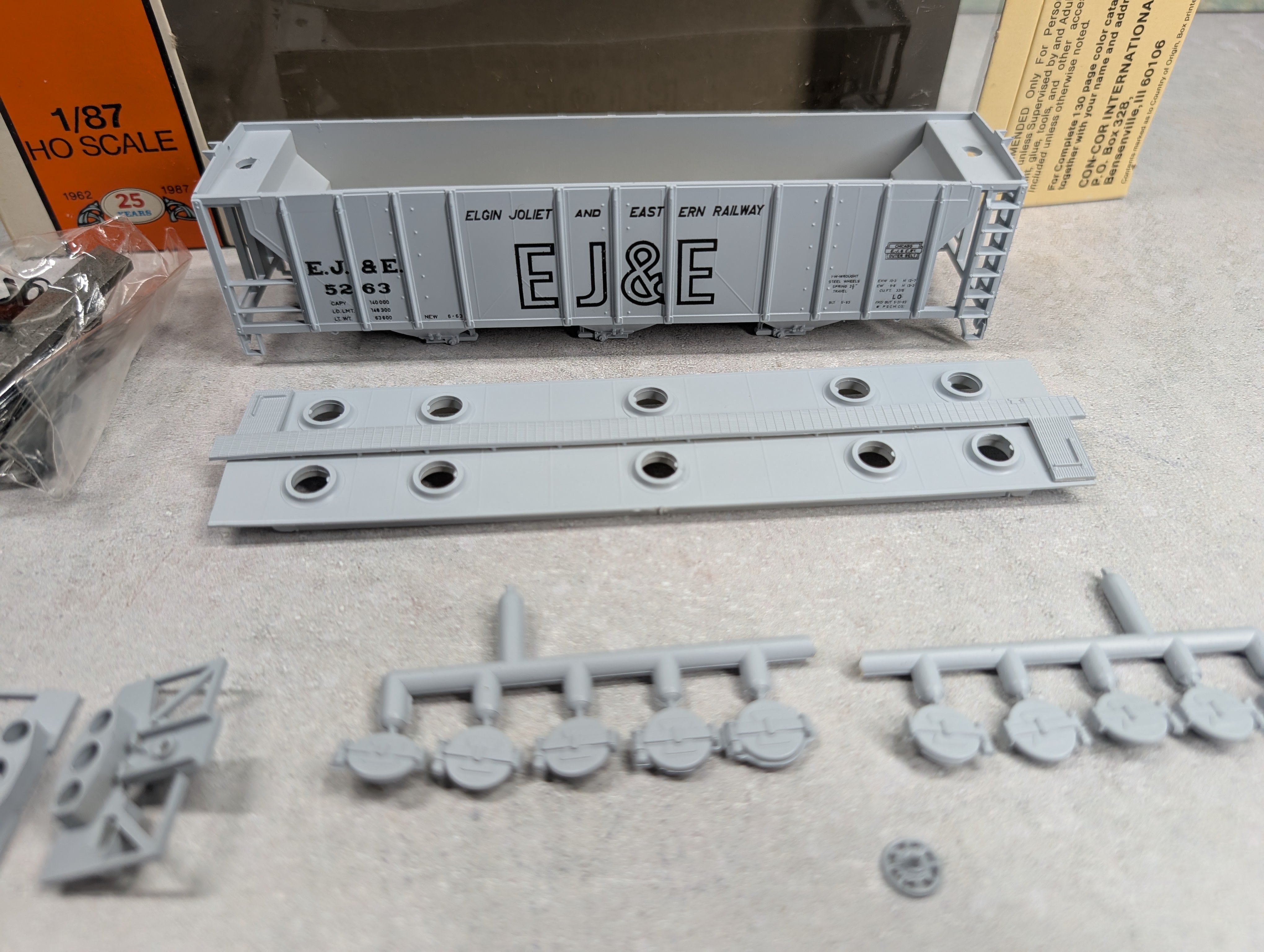 USED Con-Cor #1-009519 HO Scale PS-2 Covered Hopper Elgin Joliet & Eastern EJ&E #5263 KIT