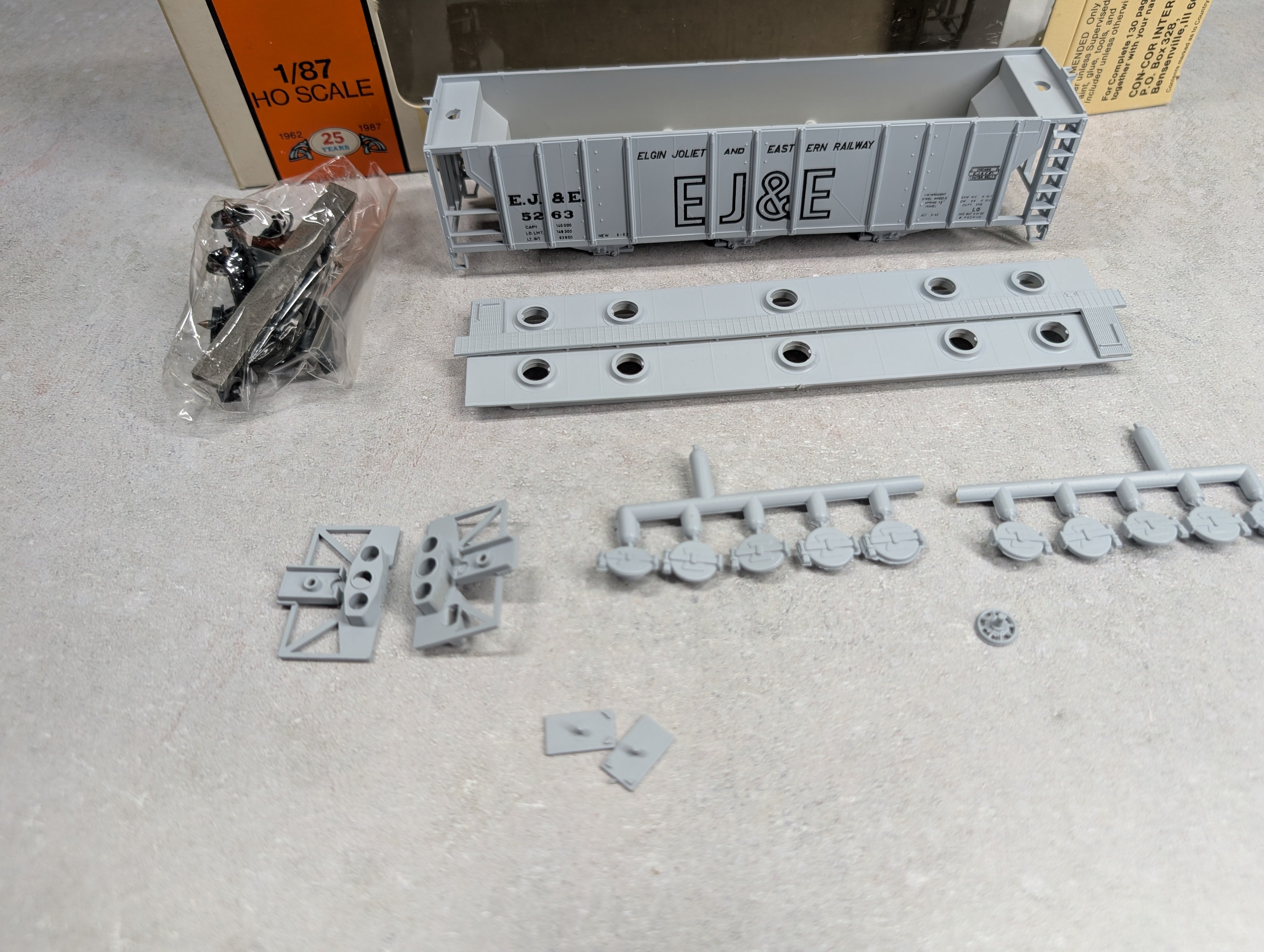USED Con-Cor #1-009519 HO Scale PS-2 Covered Hopper Elgin Joliet & Eastern EJ&E #5263 KIT
