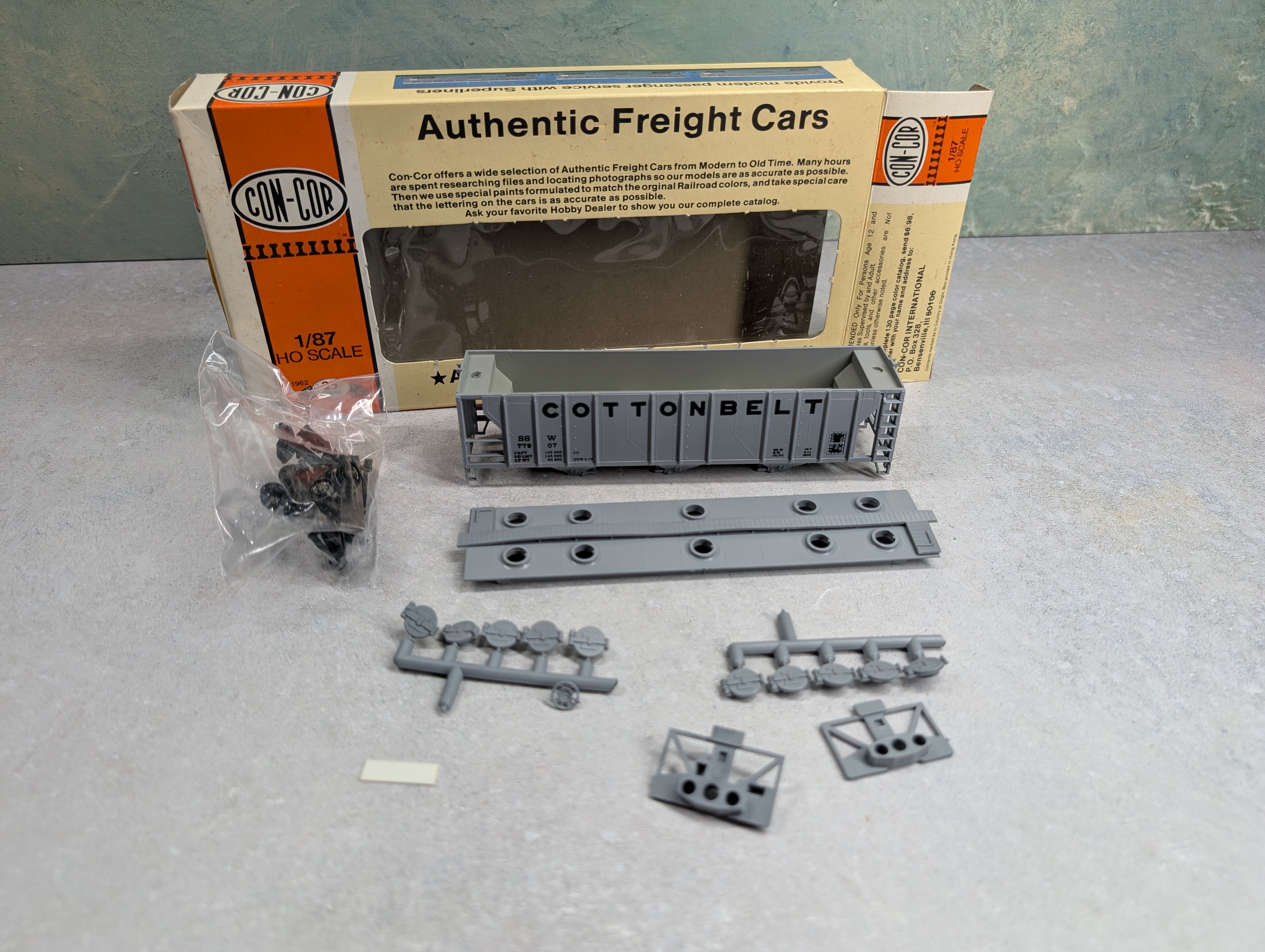 USED Con-Cor #1-009516 HO Scale PS-2 Covered Hopper Cotton Belt SSW #77907 KIT