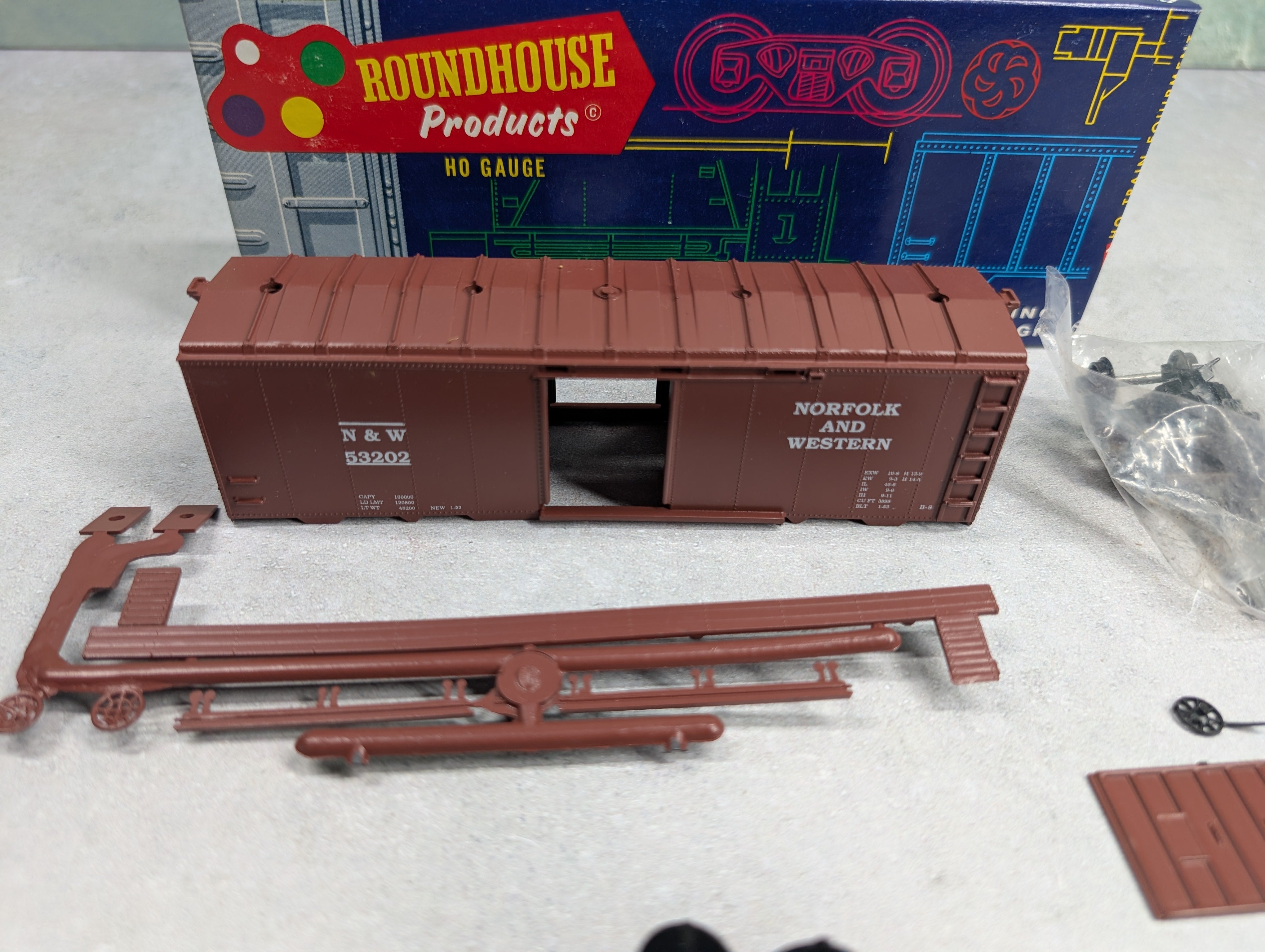 USED Roundhouse 3234 HO Scale 40' AAR Box Car Norfolk & Western N&W #53202 KIT